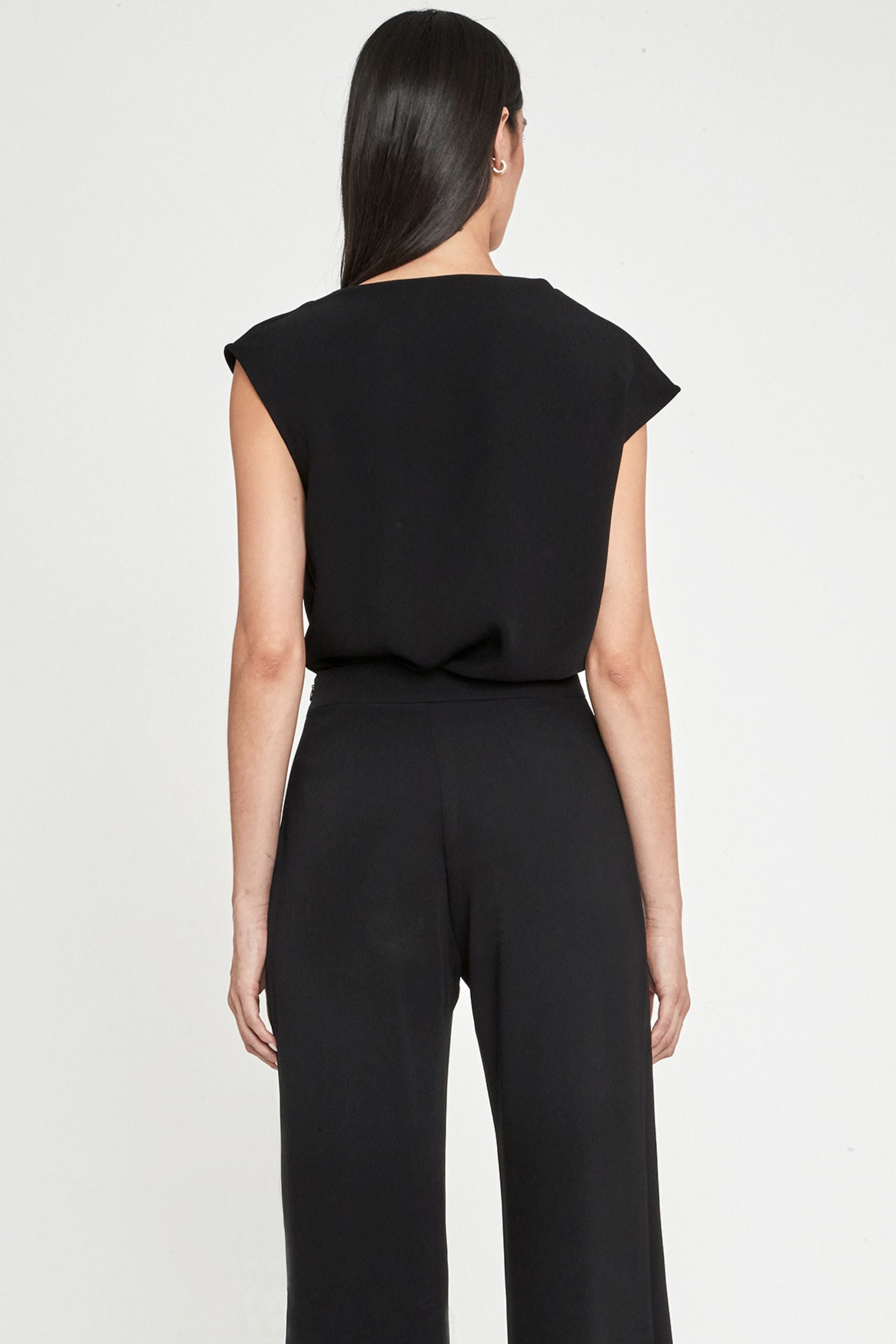 TOP ASIMÉTRICO AZABACHE BENEDETTA