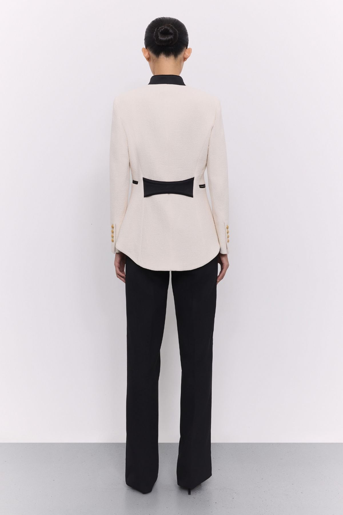 Blazer bordada blanco roto Renata Love - Edición Limitada