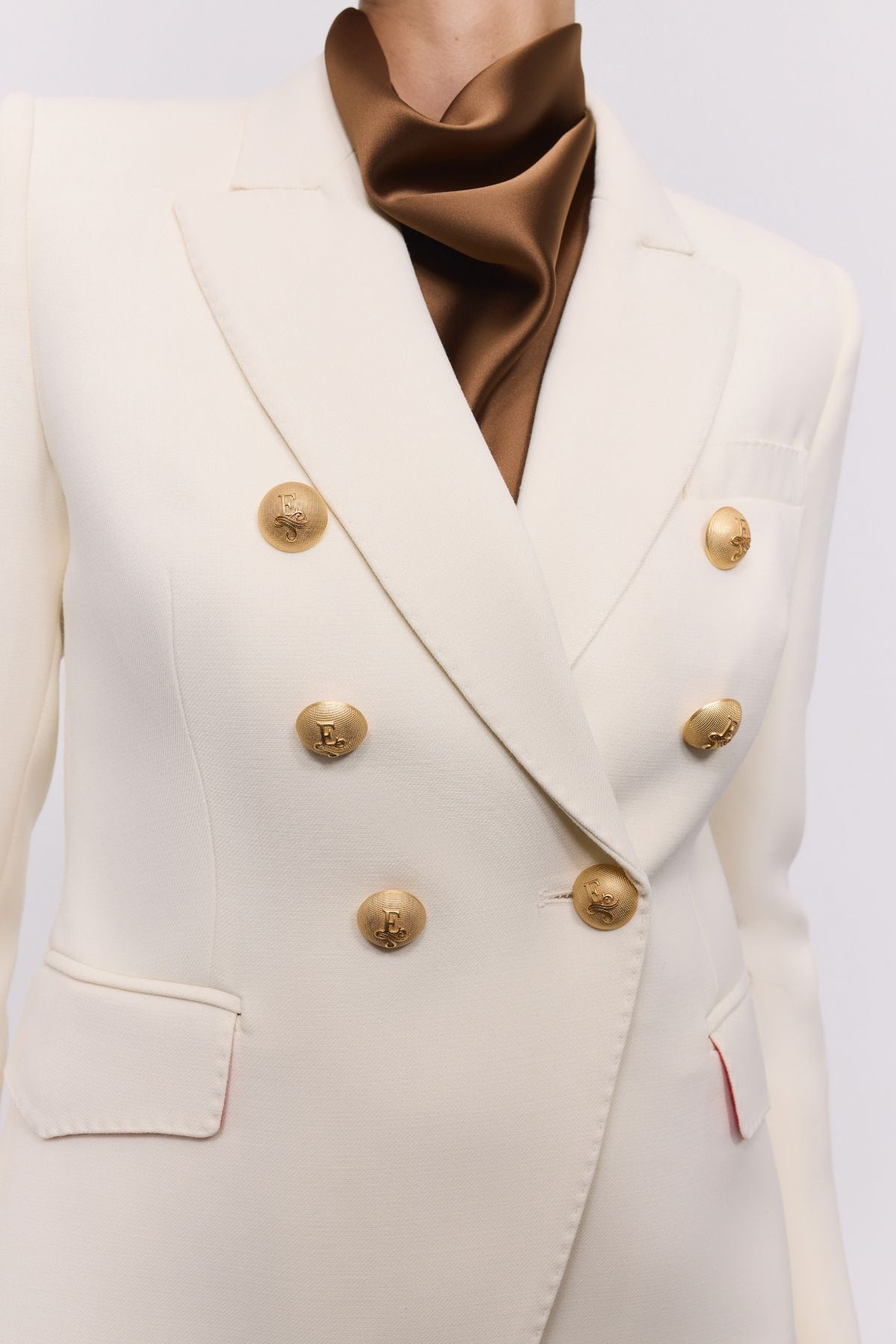 Blazer cruzada blanca Garcia Vintage 02 de The Extreme Collection con detalle de picado en solapa y bolsillos.
