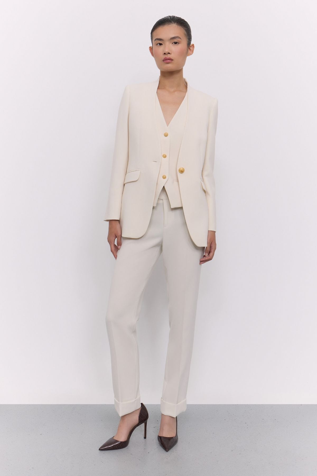 Pantalón de sastre crudo Maren, diseño artesanal y exclusivo de confección española con silueta sofisticada.