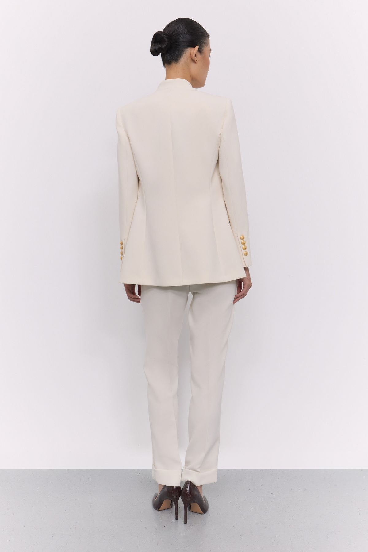 Pantalón de sastre crudo Maren, diseño artesanal y exclusivo de confección española con silueta sofisticada.