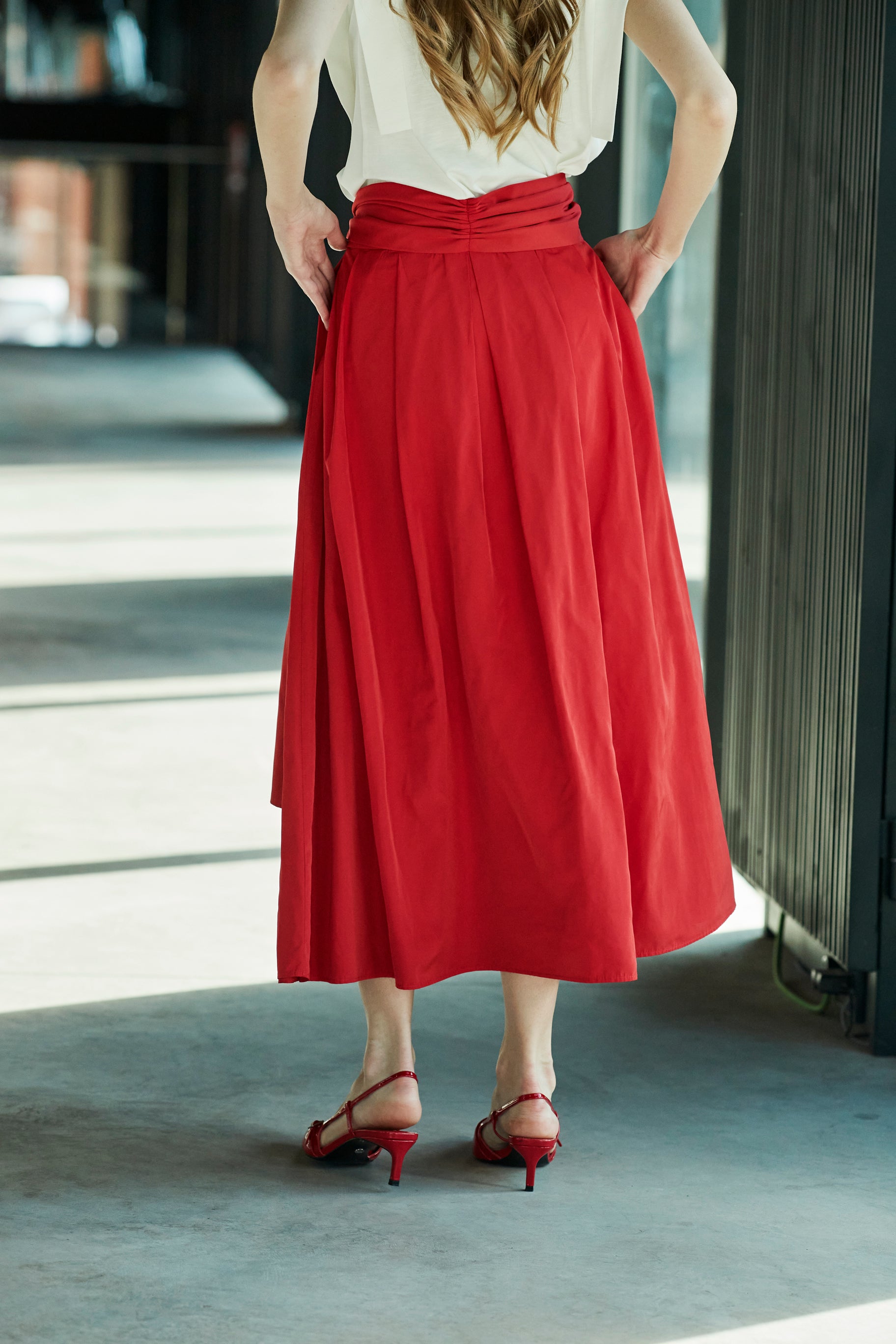FALDA MIDI TAFETA CARMIN
