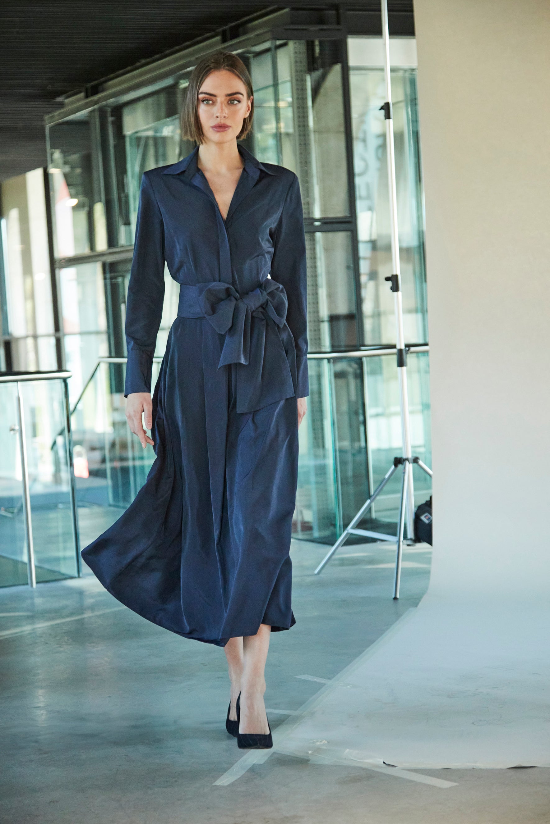 VESTIDO LISO CINTURON MARINO CORNELIA