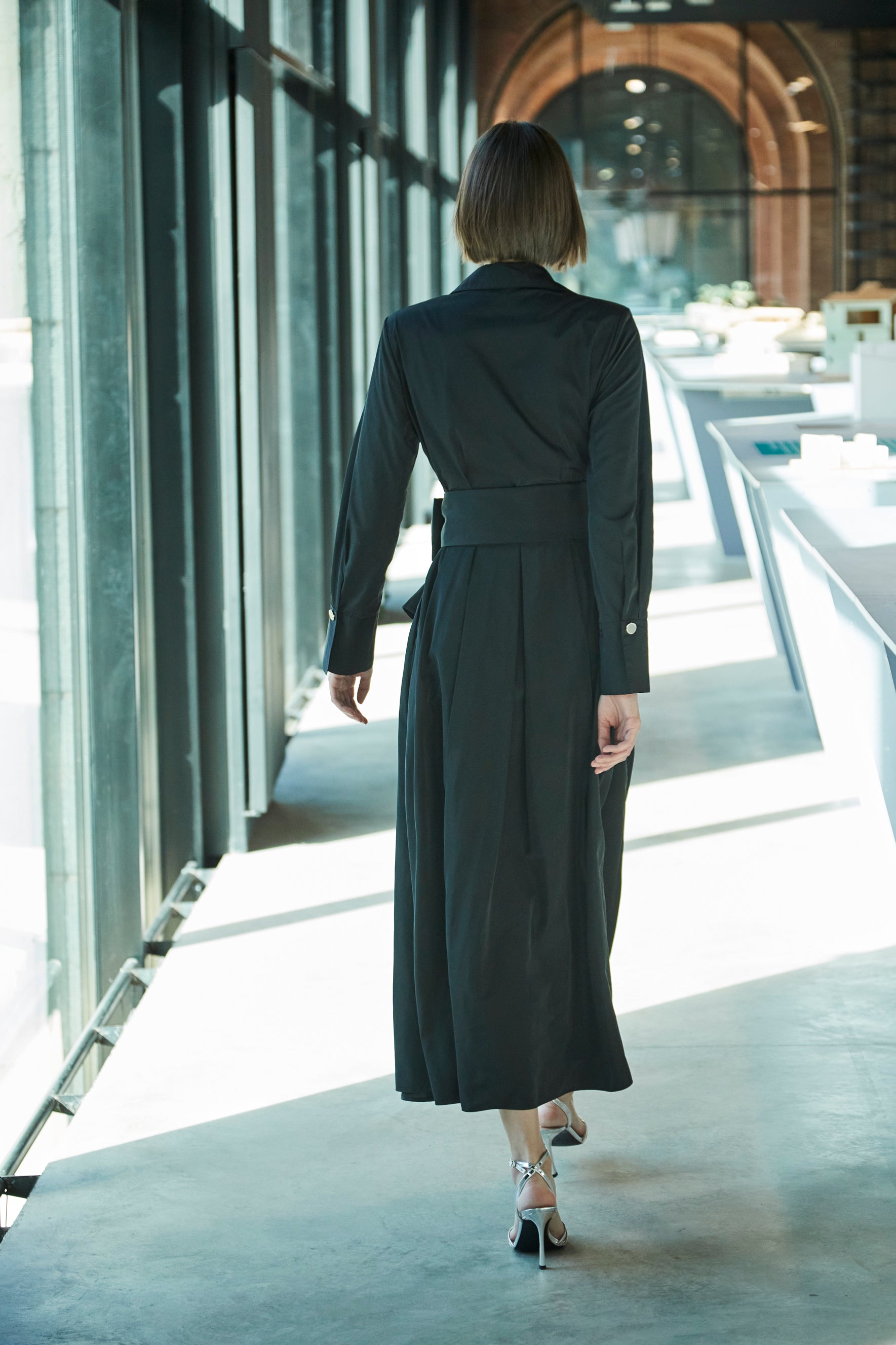 VESTIDO LISO CINTURÓN NEGRO CORNELIA