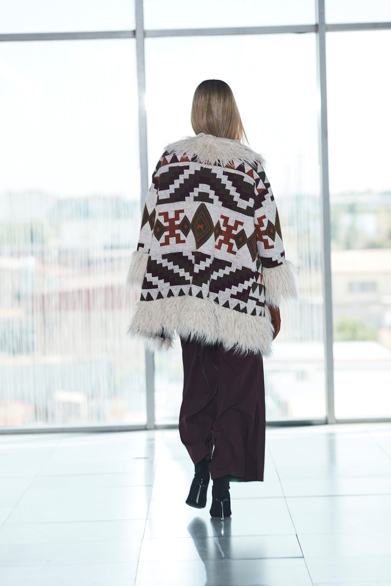 ABRIGO ETNICO BEIGE PELO RENEE - THE EXTREME COLLECTION