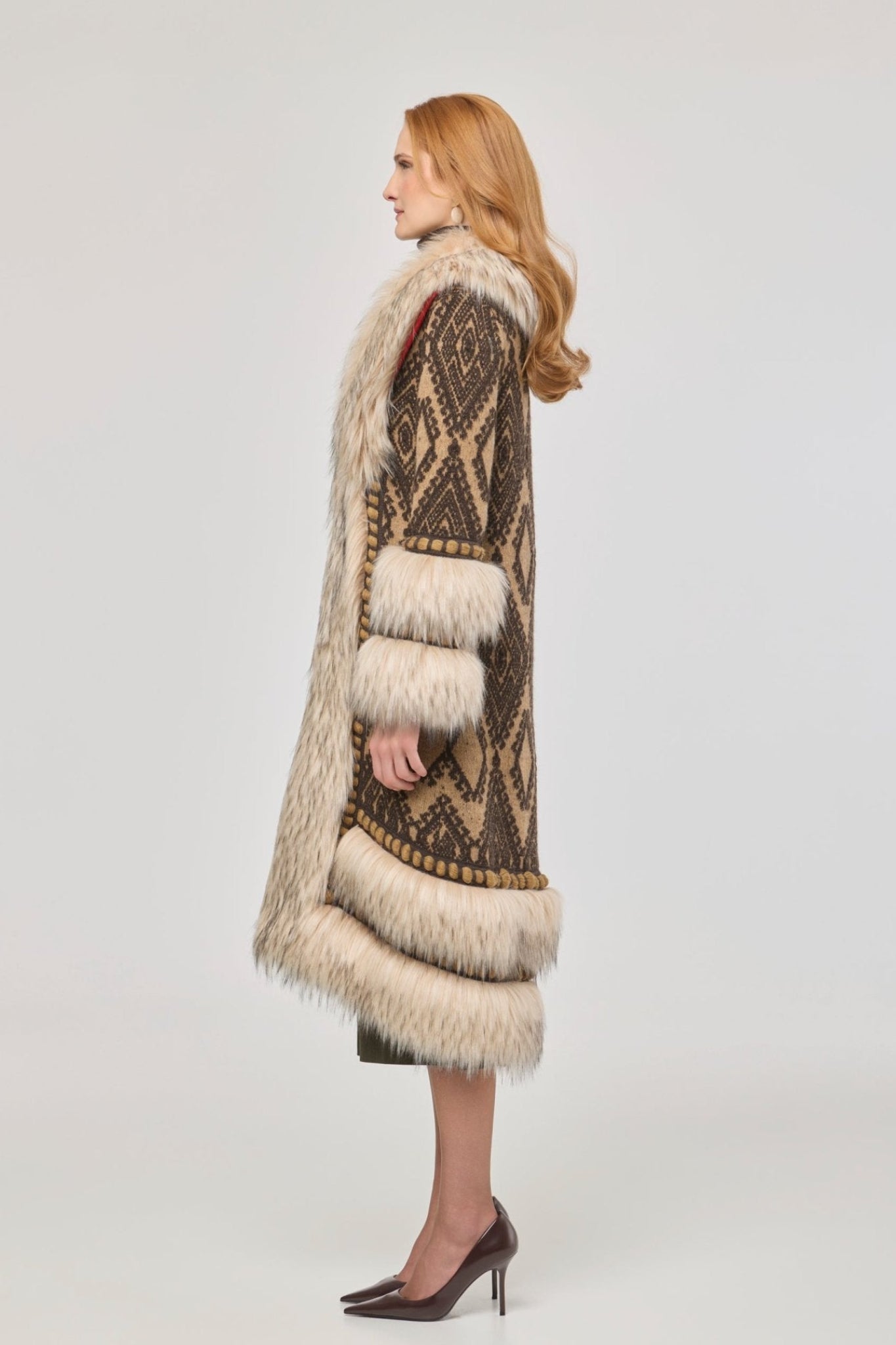 Abrigo largo de punto con pelo Kira, combinando una base de jacquard geométrico en tonos tierra con aplicaciones de pelo en cuello y puños.