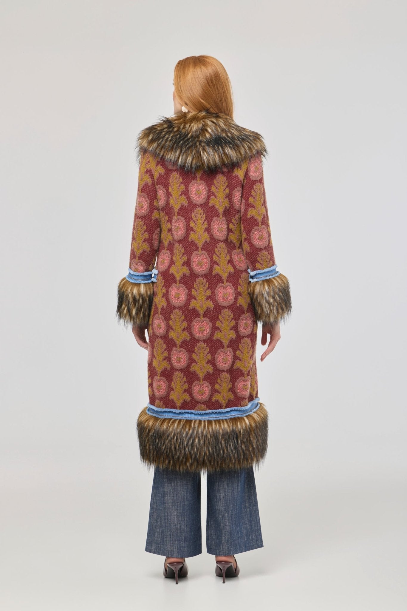 Abrigo largo de punto con pelo modelo Piper, con base de jacquard de motivos florales, ribetes azules en contraste y aplicaciones de pelo.
