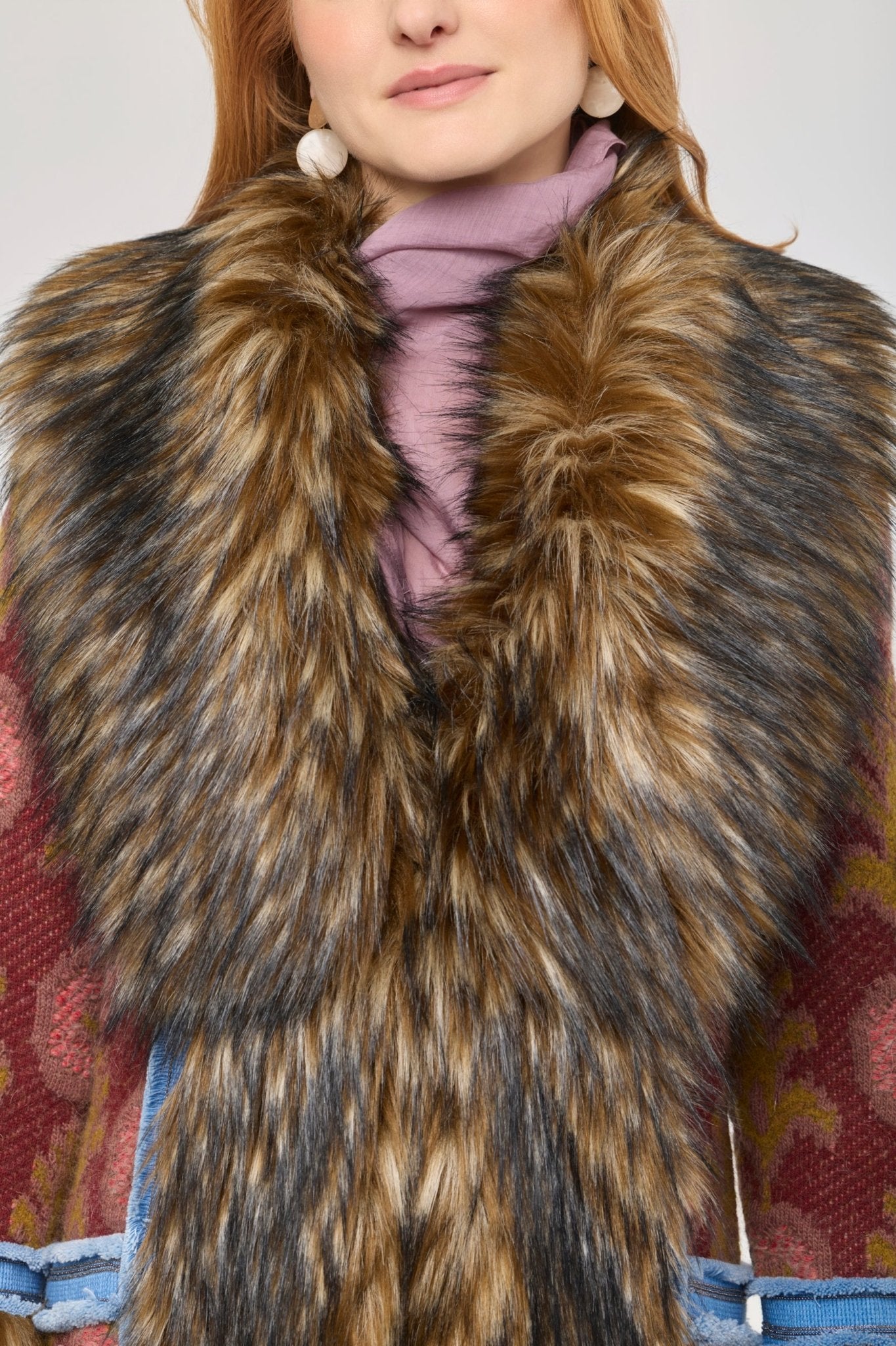 Abrigo largo de punto con pelo modelo Piper, con base de jacquard de motivos florales, ribetes azules en contraste y aplicaciones de pelo.