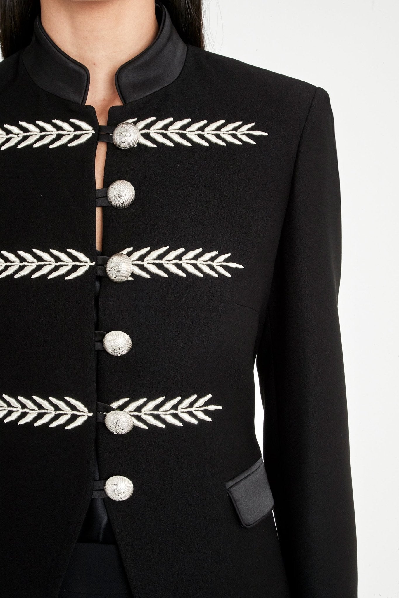 BLAZER AZABACHE CON BORDADO RENATA SILVER - THE EXTREME COLLECTION