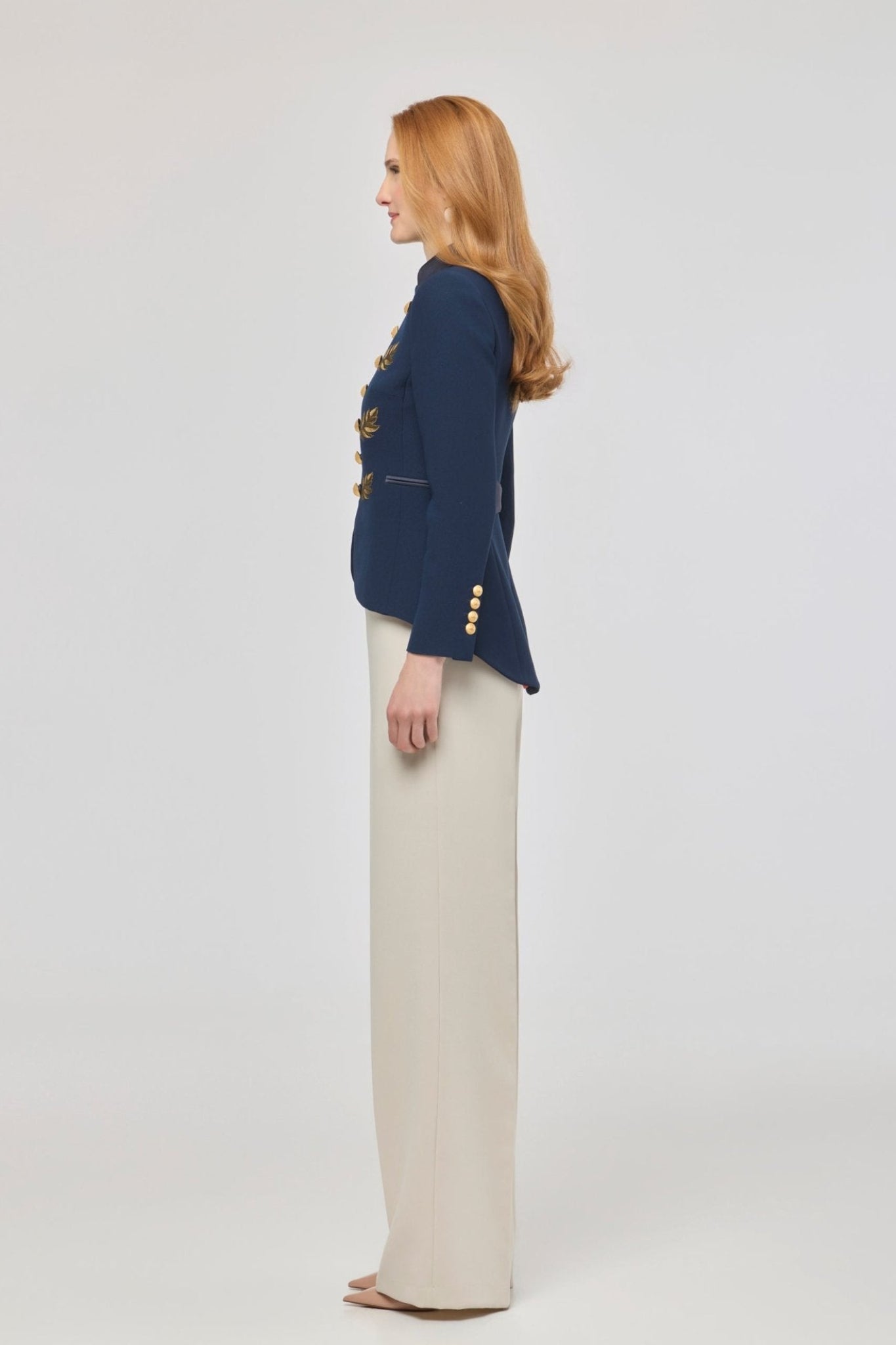 Blazer azul marino bordada Renata Love Gold de The Extreme Collection en color azul marino con detalles en hilo dorado.