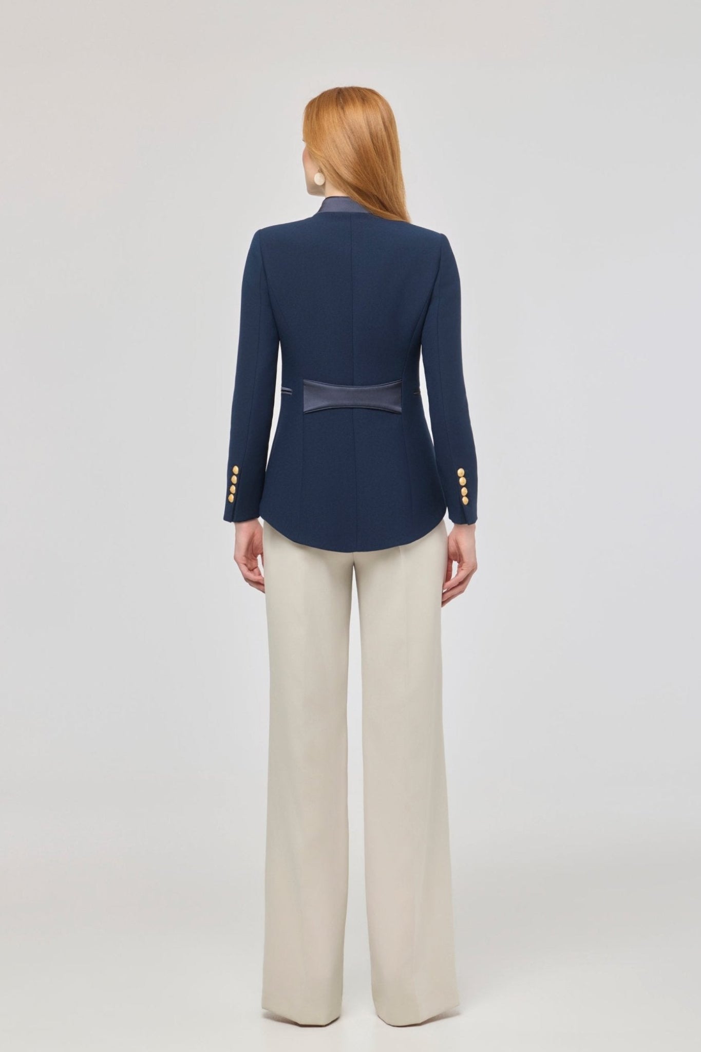 Blazer azul marino bordada Renata Love Gold de The Extreme Collection en color azul marino con detalles en hilo dorado.
