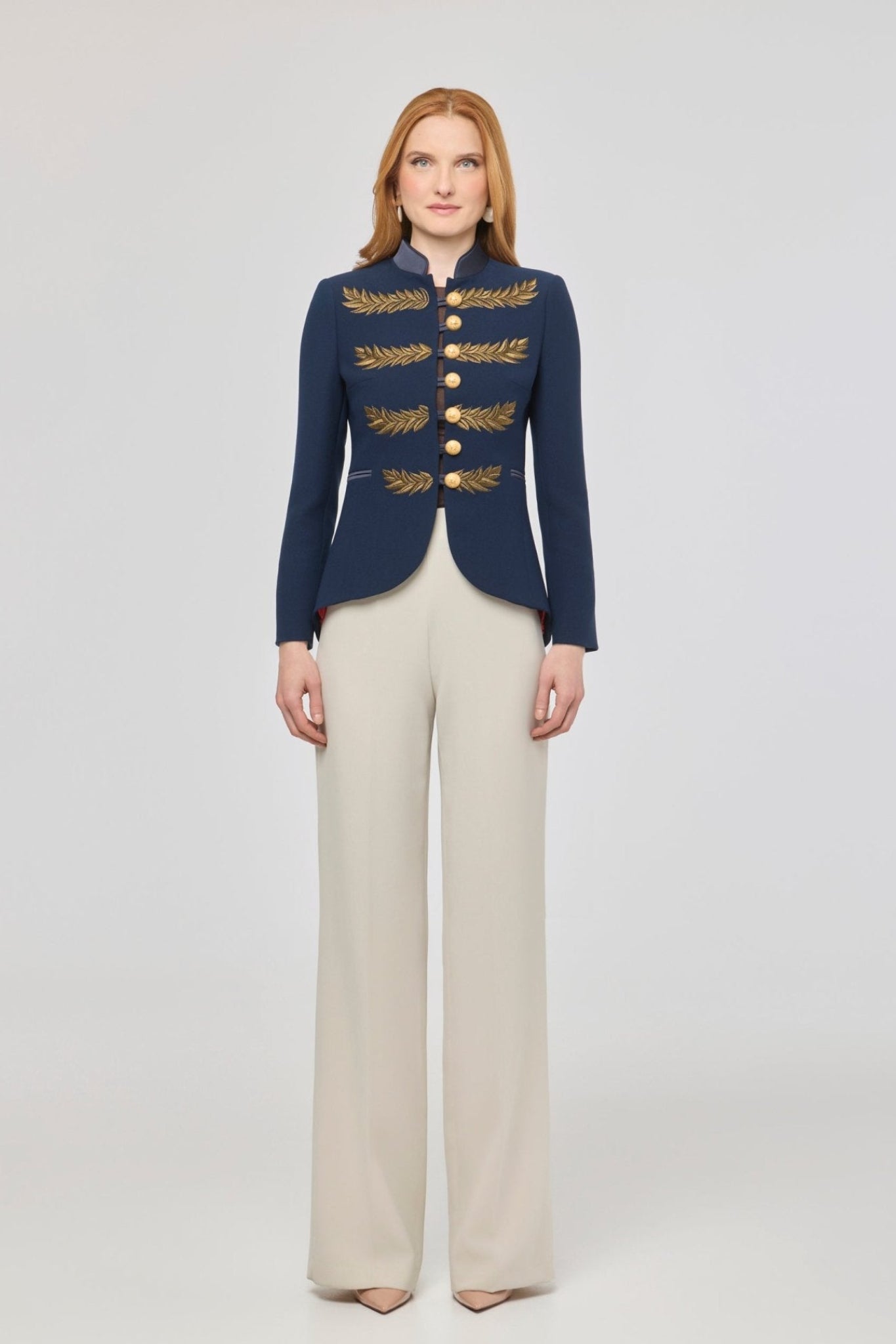Blazer azul marino bordada Renata Love Gold de The Extreme Collection en color azul marino con detalles en hilo dorado.