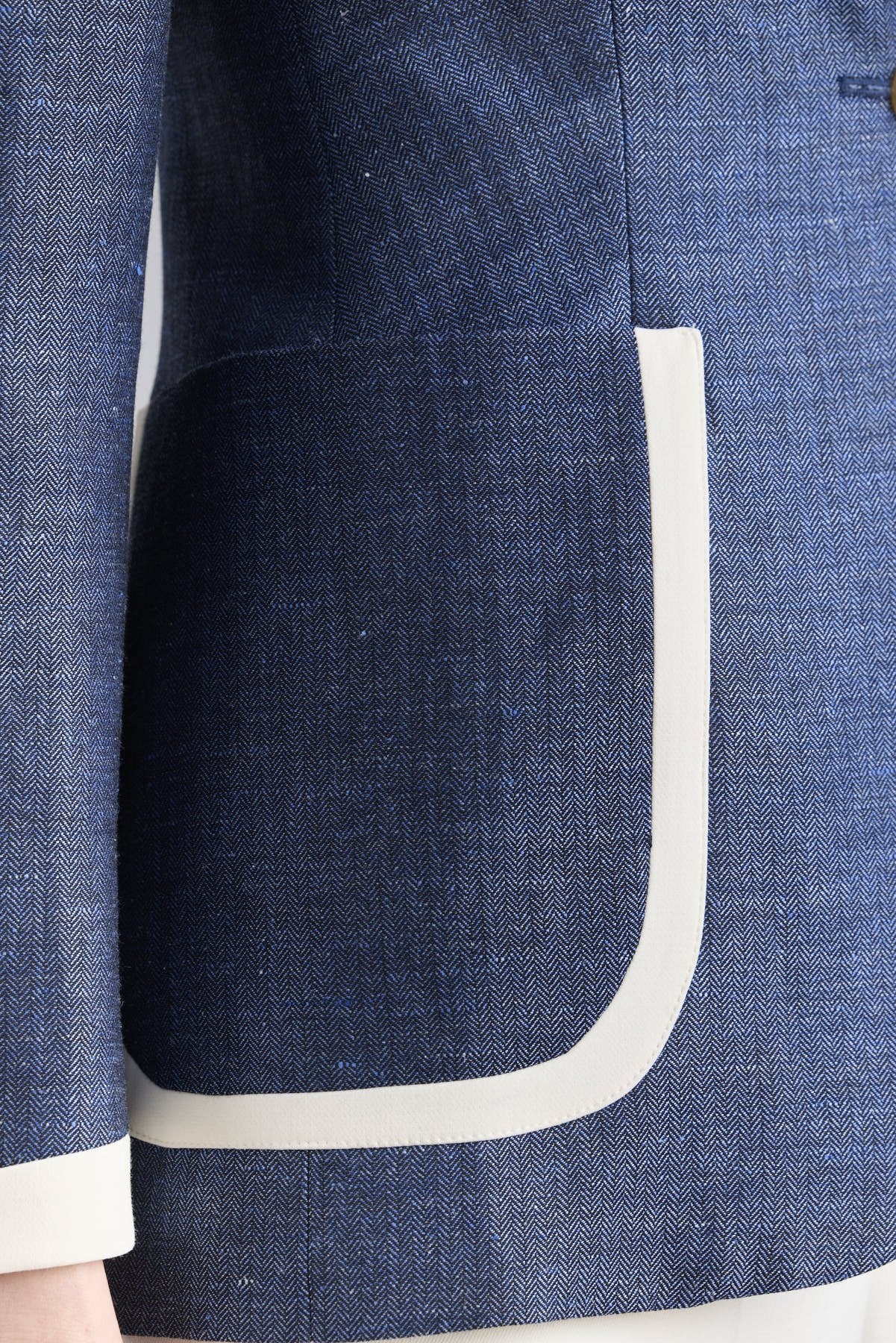 Blazer azul marino mujer Laurent Blue con vivos blancos.