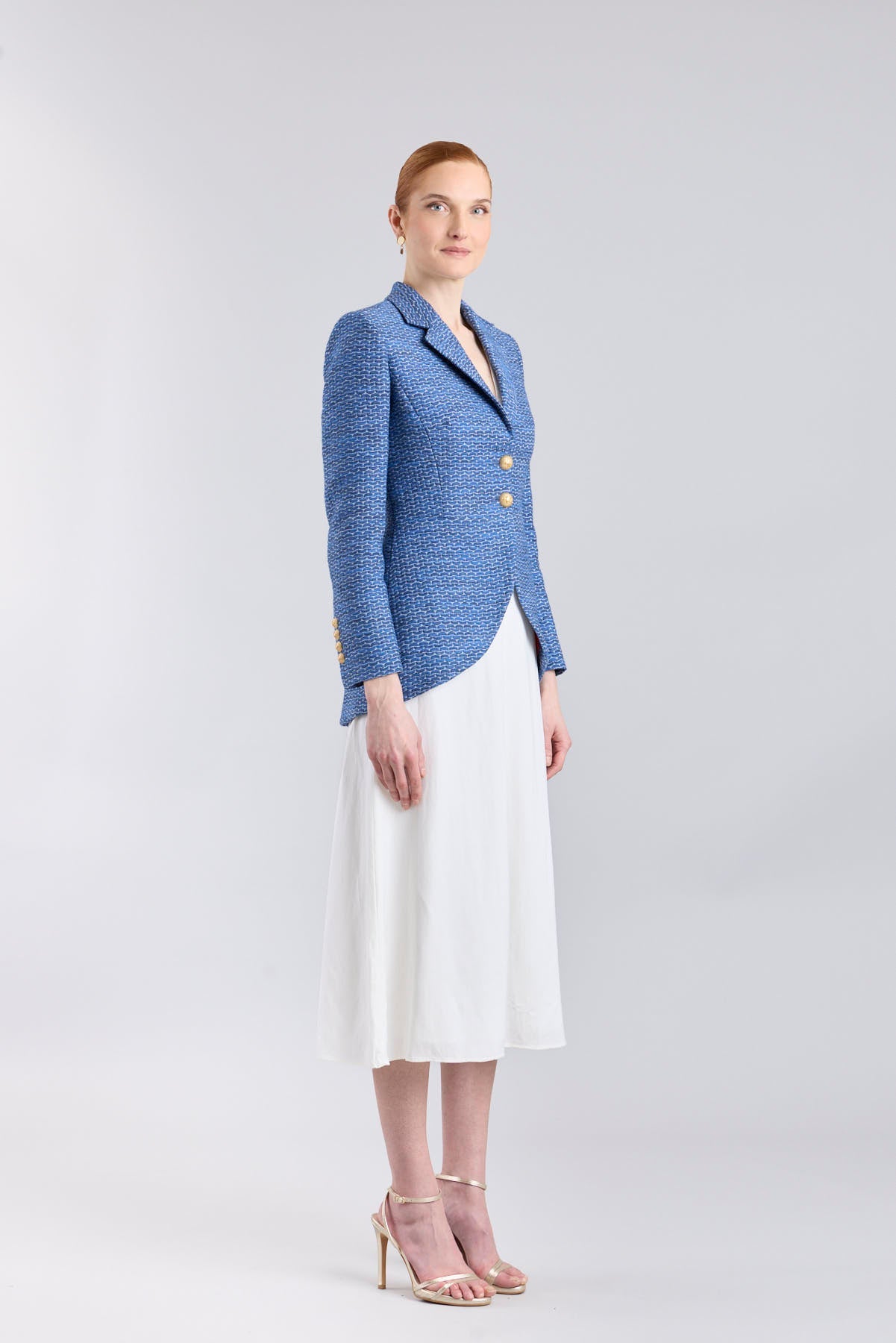 Blazer azul royal mujer modelo Coffety con botones metálicos.