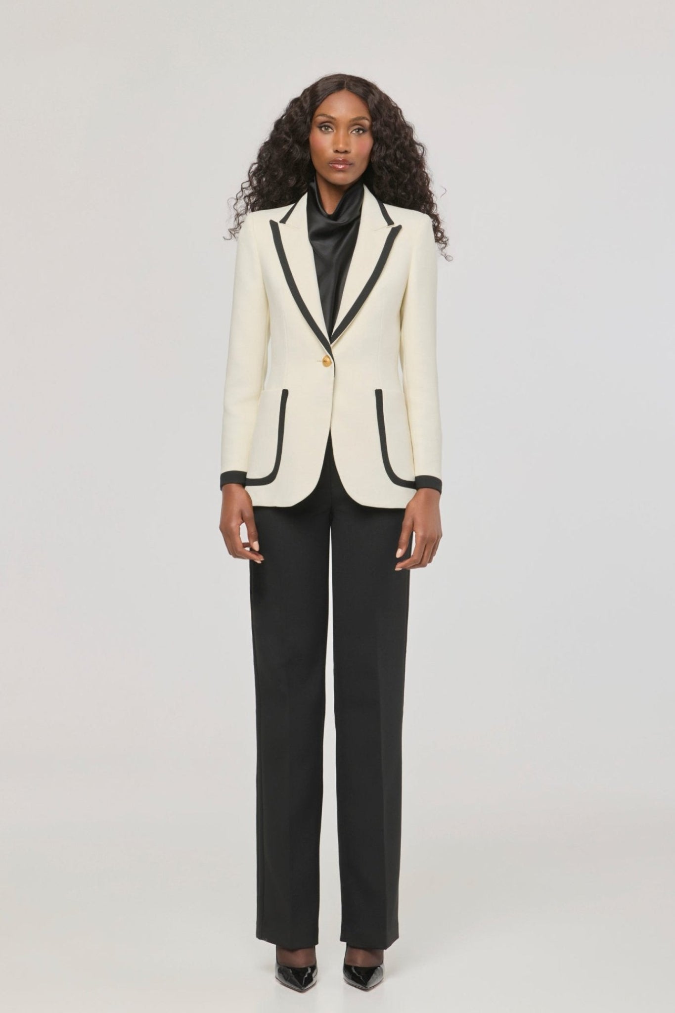 Blazer bicolor con ribete Laurent de The Extreme Collection en blanco con ribetes en negro.