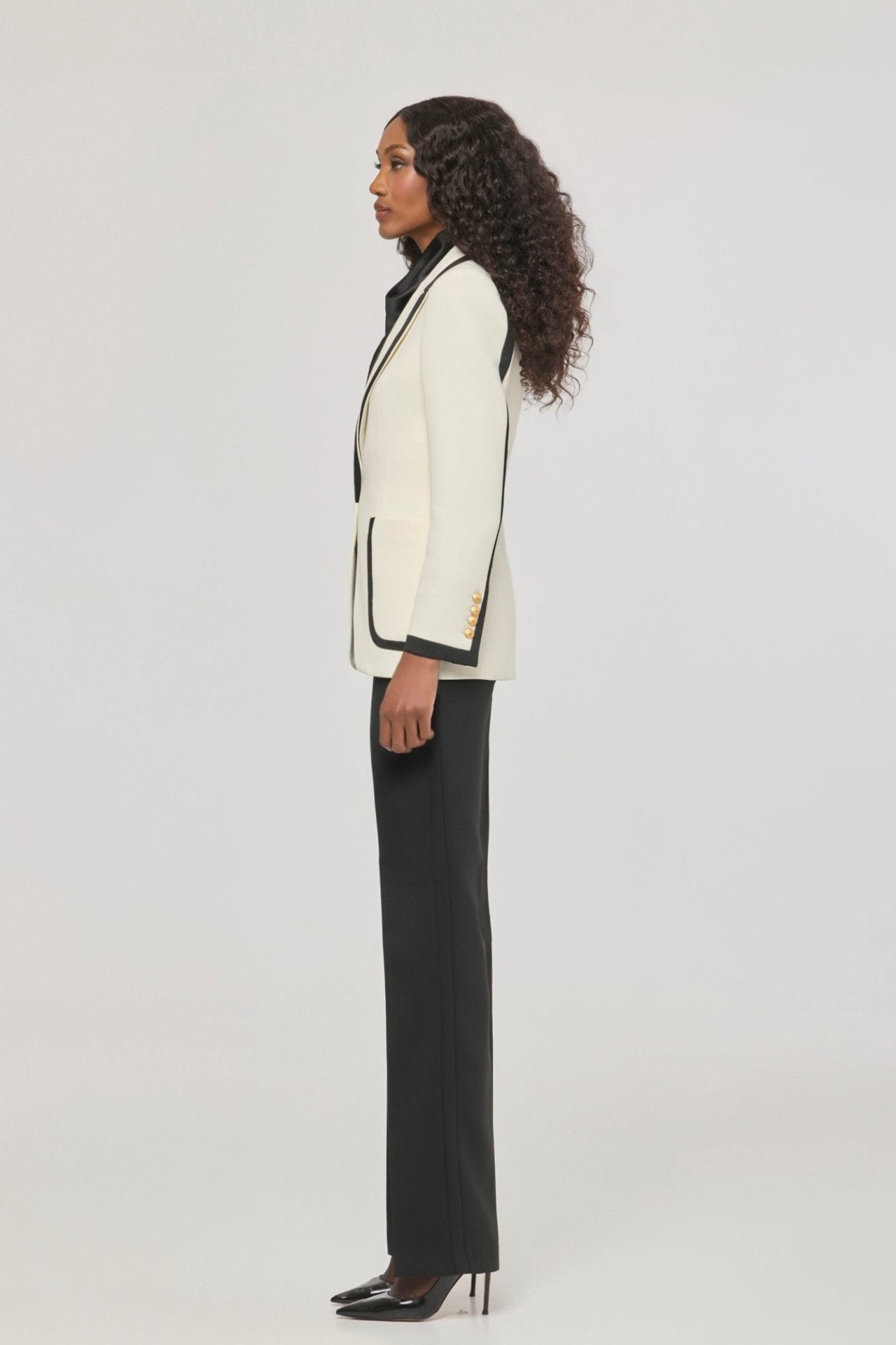 Blazer bicolor con ribete Laurent de The Extreme Collection en blanco con ribetes en negro.