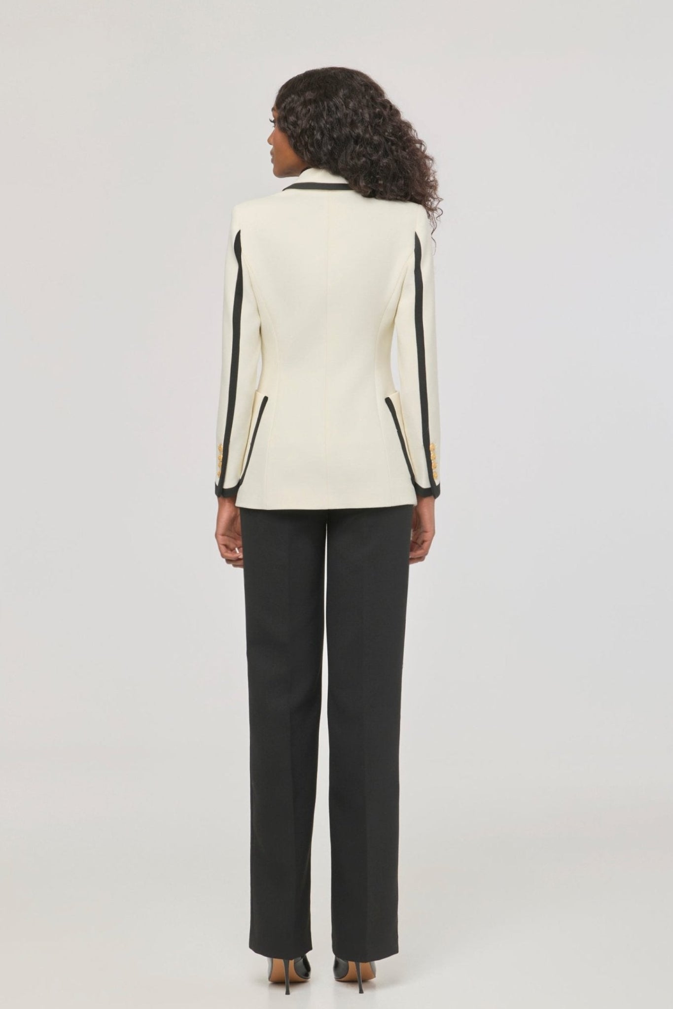 Blazer bicolor con ribete Laurent de The Extreme Collection en blanco con ribetes en negro.