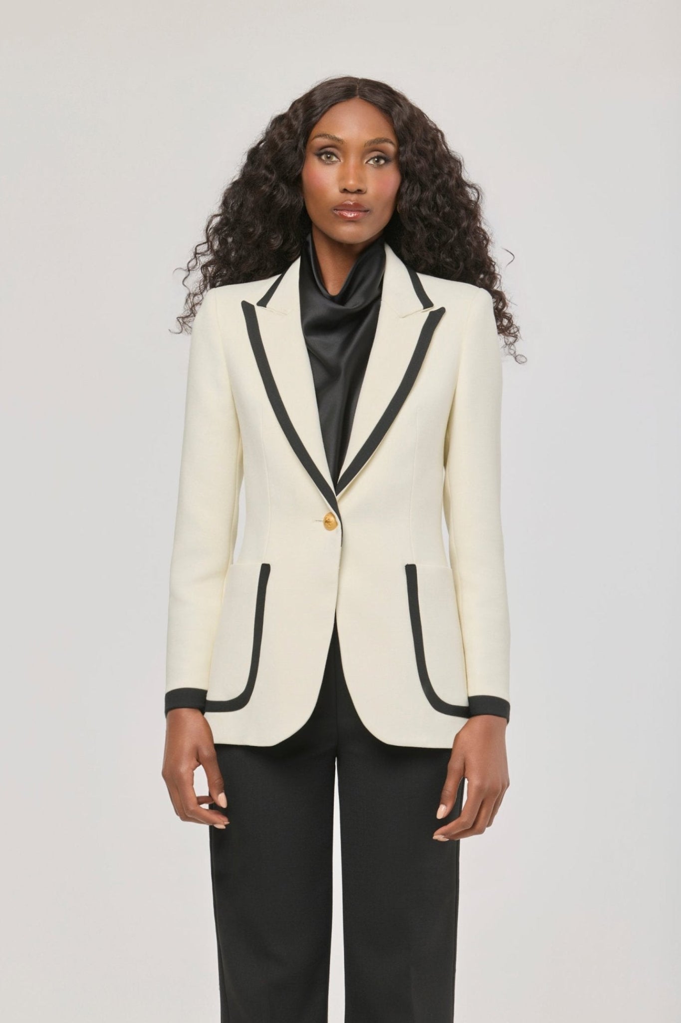 Blazer bicolor con ribete Laurent de The Extreme Collection en blanco con ribetes en negro.