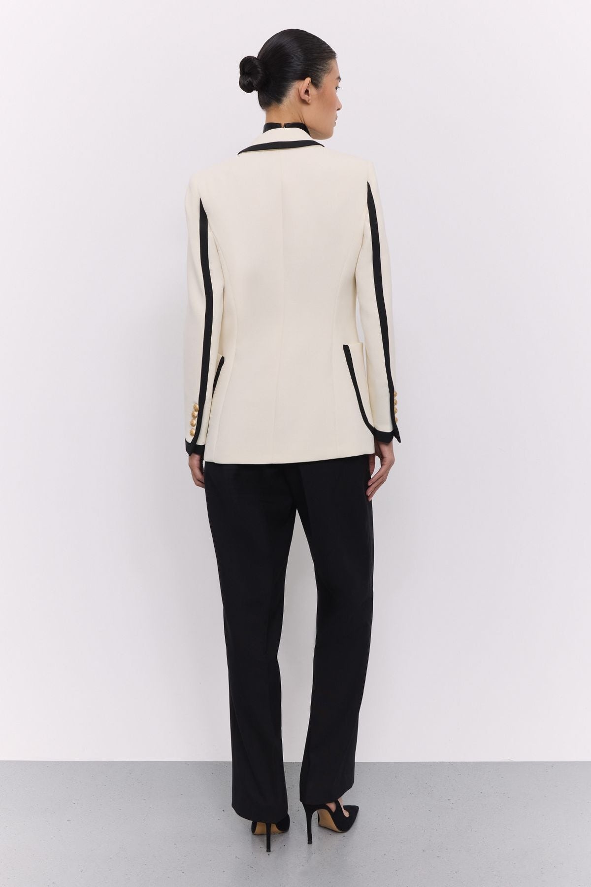 Blazer blanco con ribetes en contraste Laurent de The Extreme Collection en impecable blanco con vivos negros y sofisticados botones dorados.