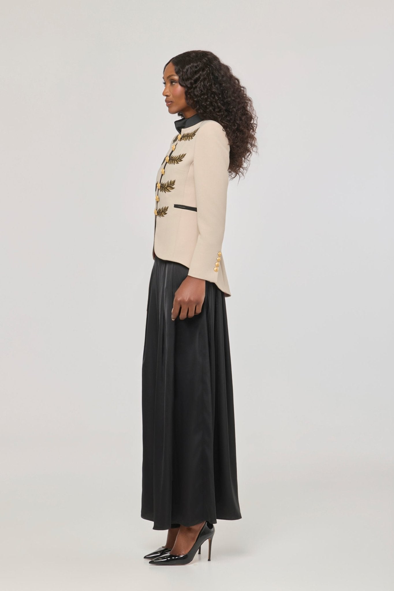 Blazer bordada beige Renata Love Gold de The Extreme Collection con detalles en hilo dorado y con cuello y bolsillos en satén negro