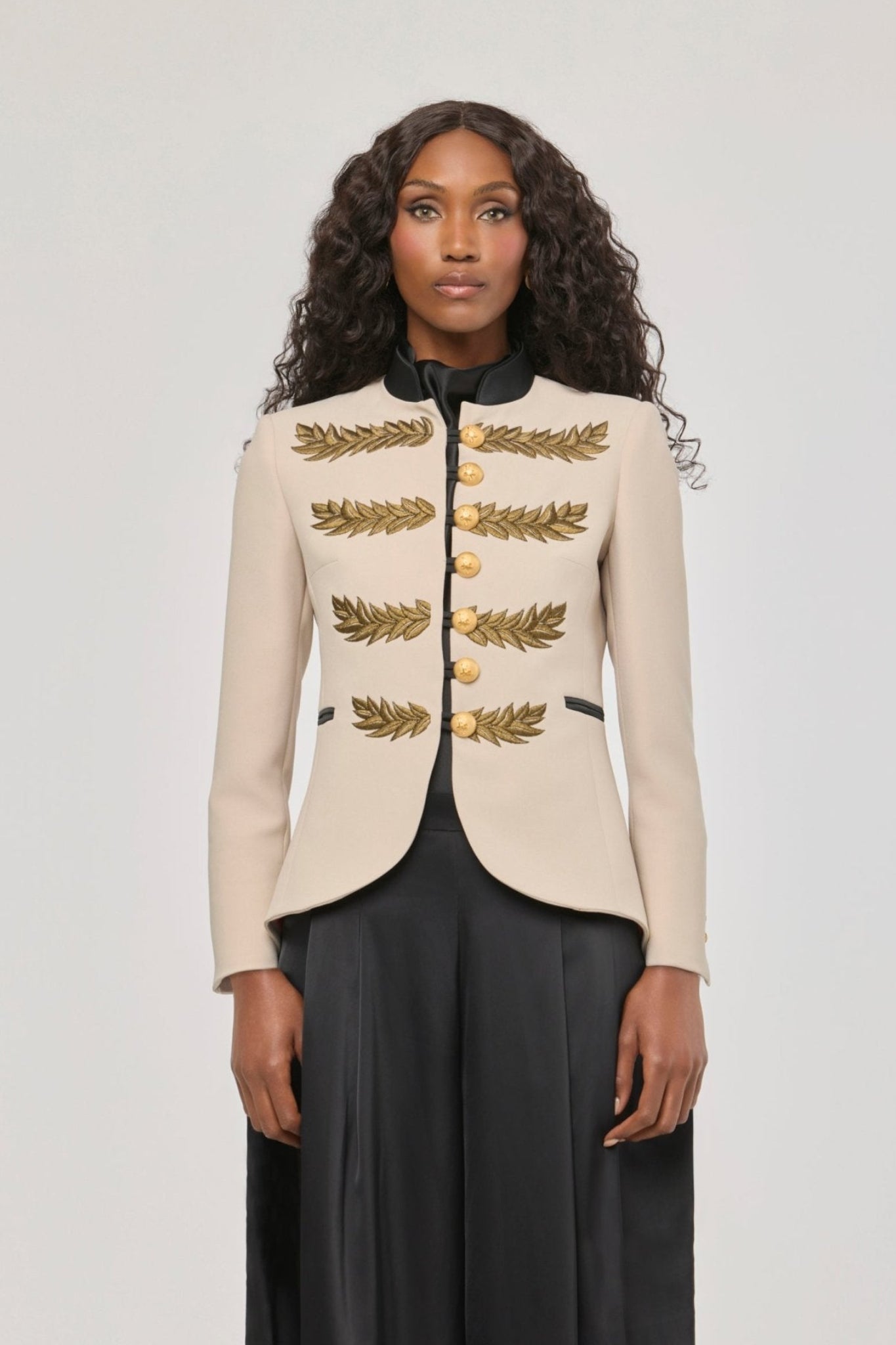 Blazer bordada beige Renata Love Gold de The Extreme Collection con detalles en hilo dorado y con cuello y bolsillos en satén negro