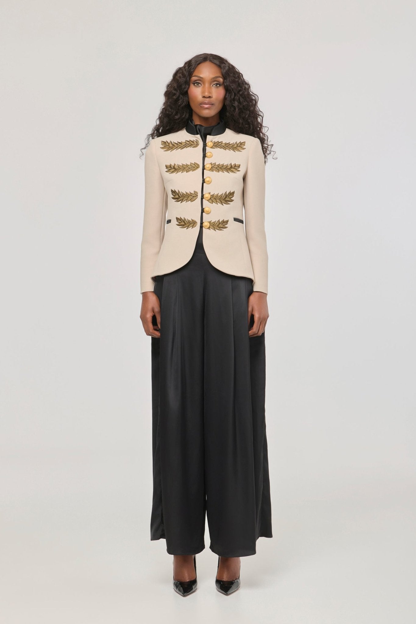 Blazer bordada beige Renata Love Gold de The Extreme Collection con detalles en hilo dorado y con cuello y bolsillos en satén negro