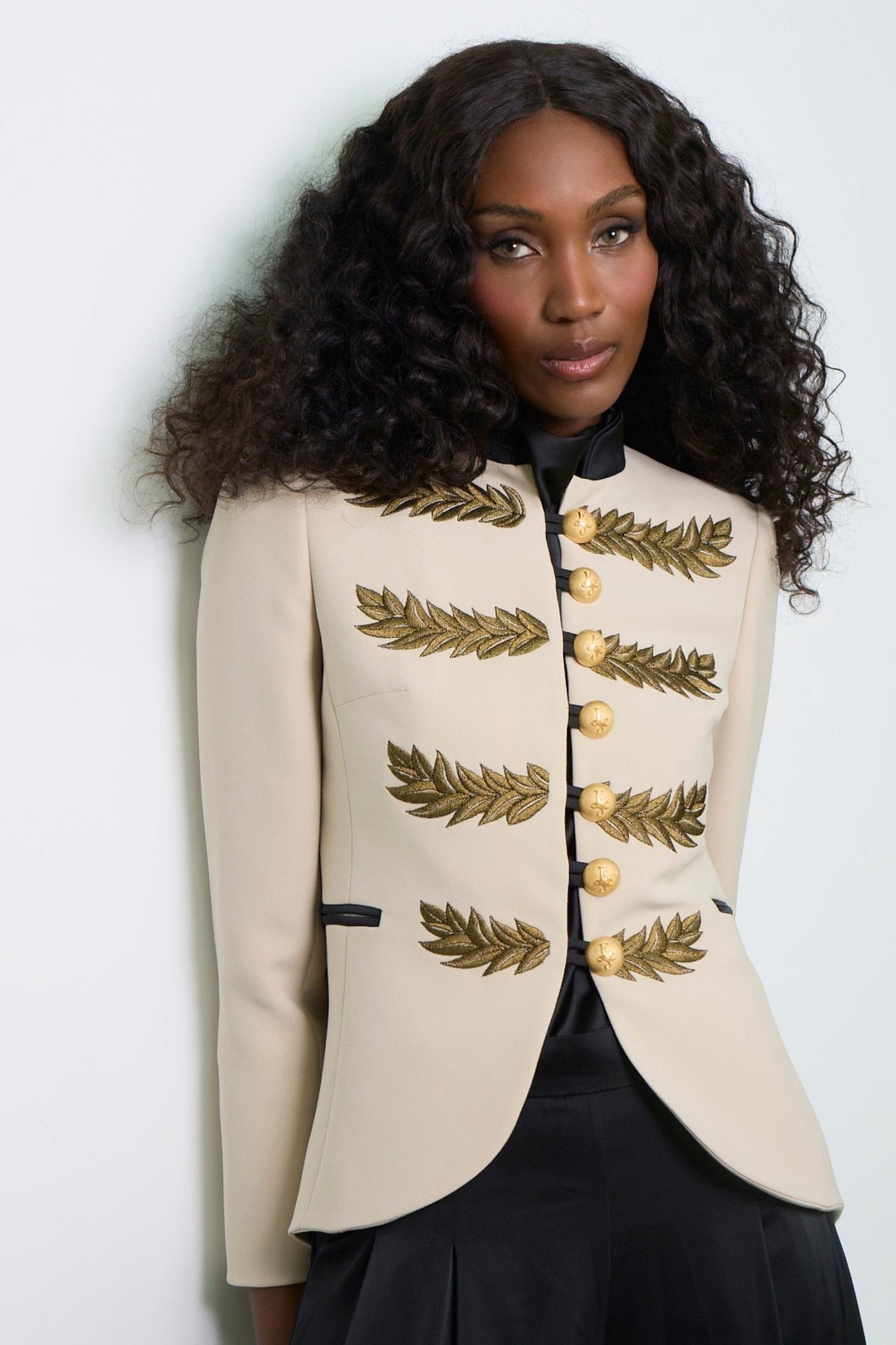 Blazer bordada beige Renata Love Gold de The Extreme Collection con detalles en hilo dorado y con cuello y bolsillos en satén negro