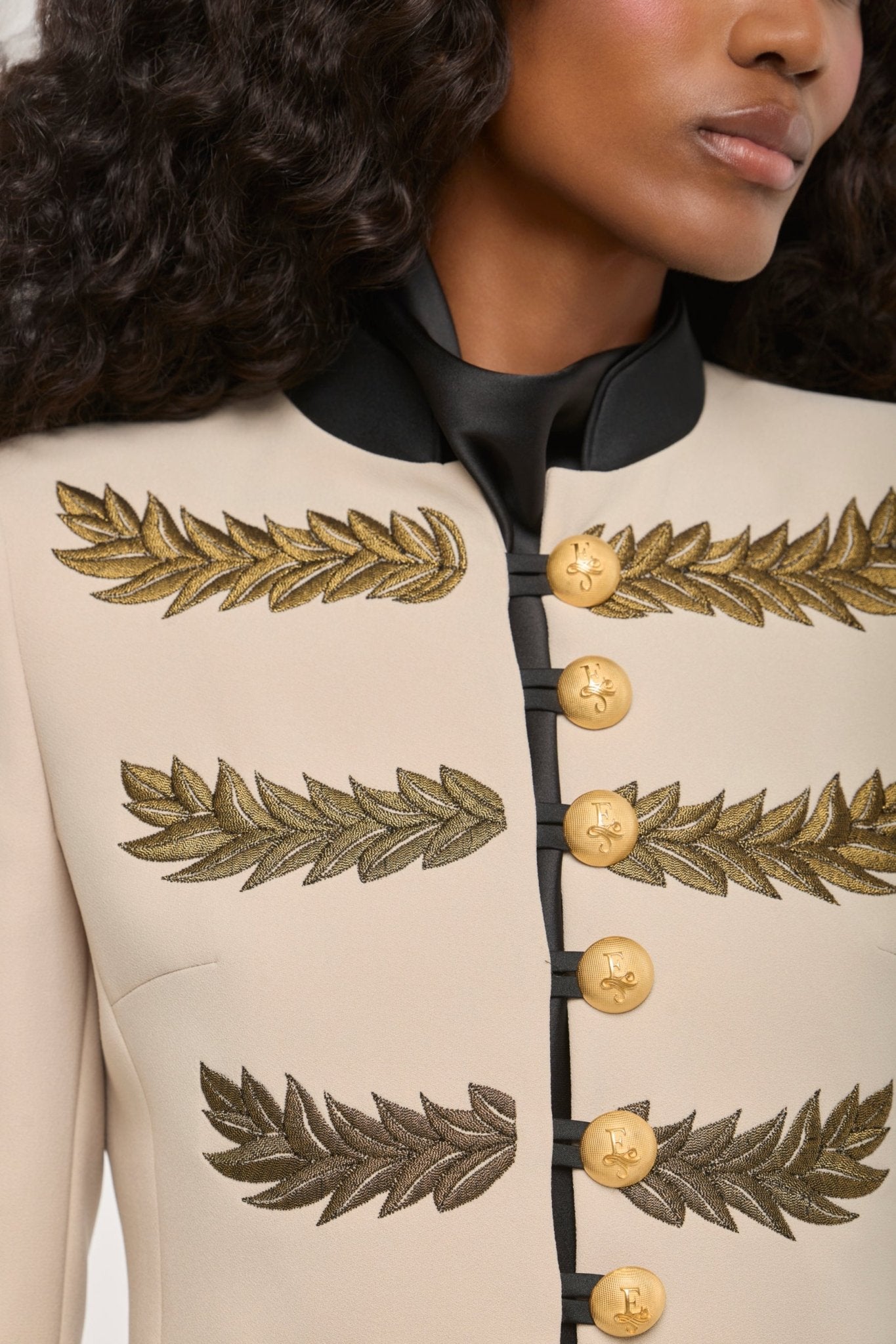 Blazer bordada beige Renata Love Gold de The Extreme Collection con detalles en hilo dorado y con cuello y bolsillos en satén negro