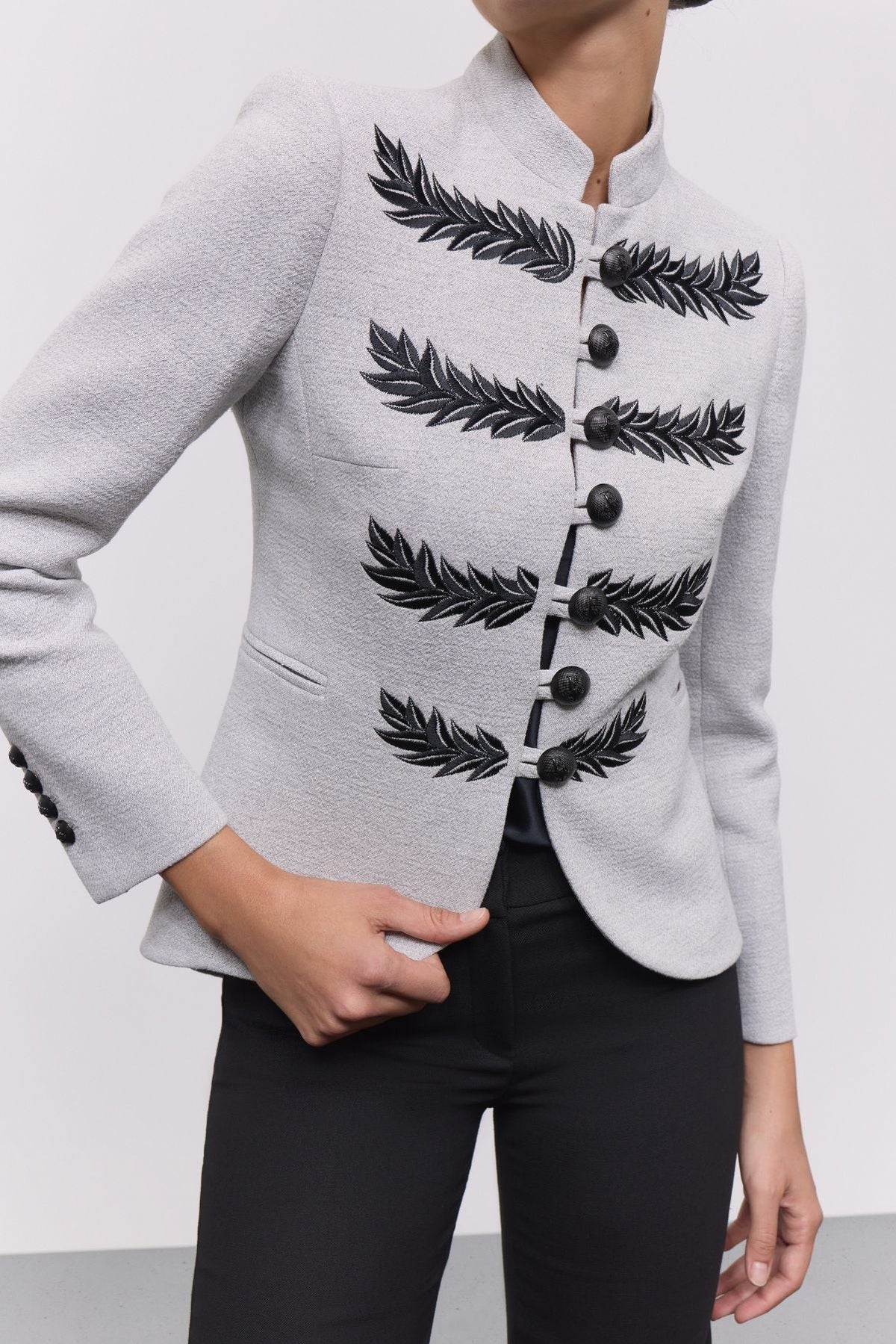 Blazer bordada gris perla Renata Cipriani - Edición Limitada - THE EXTREME COLLECTION