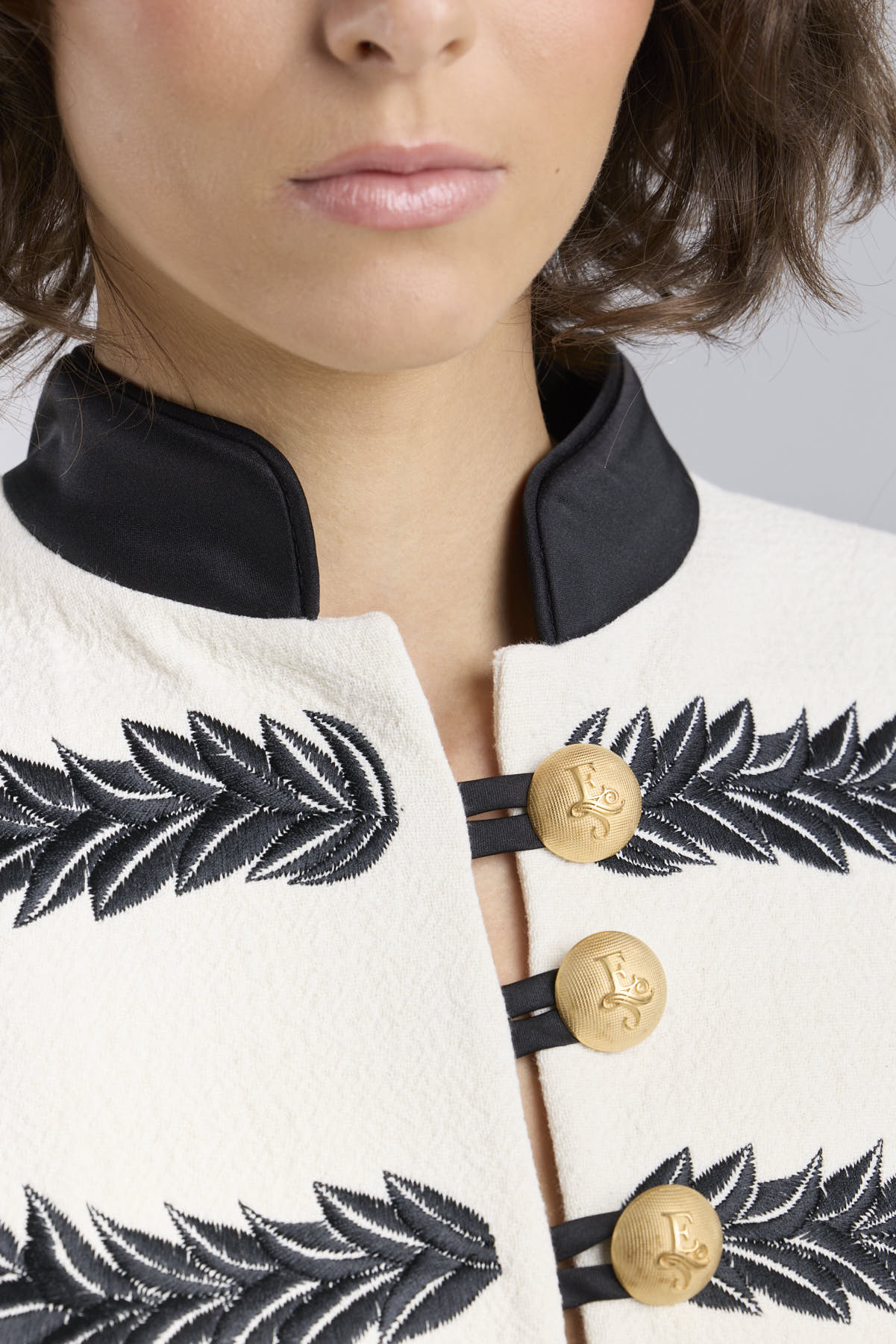 BLAZER BORDADA MARFIL RENATA LOVE - THE EXTREME COLLECTION