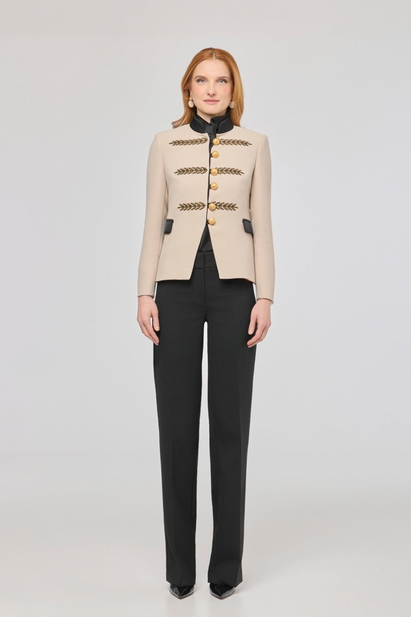 Blazer corta bordada beige Renata Gold de The Extreme Collection en color beige con bordados en hilo dorado.