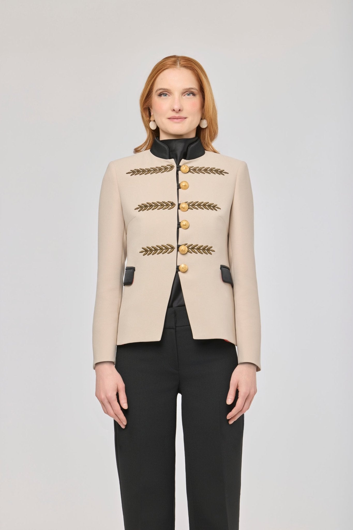 Blazer corta bordada beige Renata Gold de The Extreme Collection en color beige con bordados en hilo dorado.