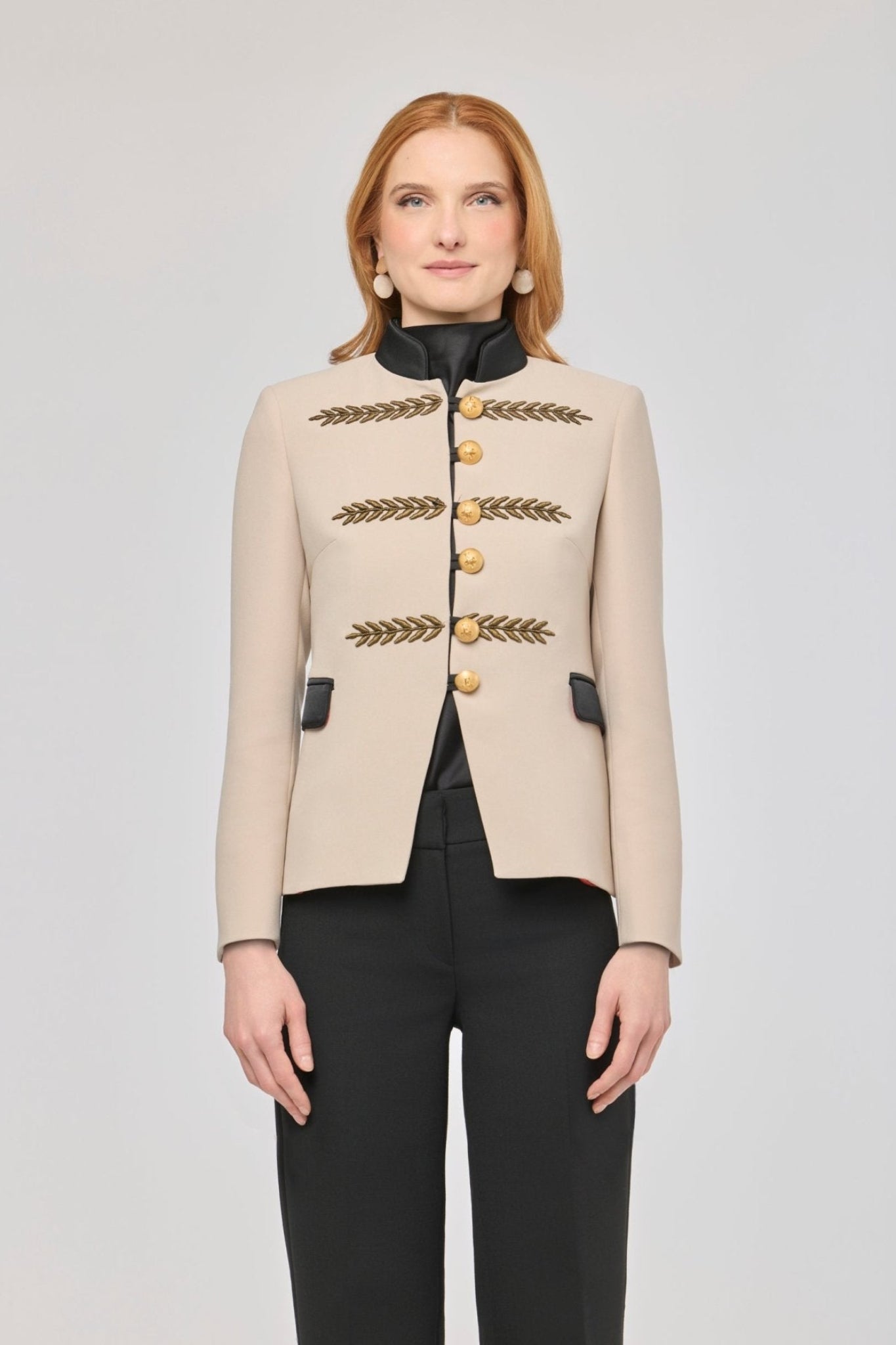 Blazer corta bordada beige Renata Gold de The Extreme Collection en color beige con bordados en hilo dorado.