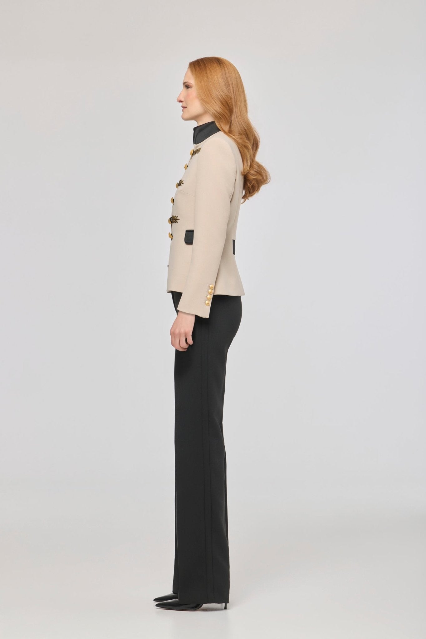 Blazer corta bordada beige Renata Gold de The Extreme Collection en color beige con bordados en hilo dorado.