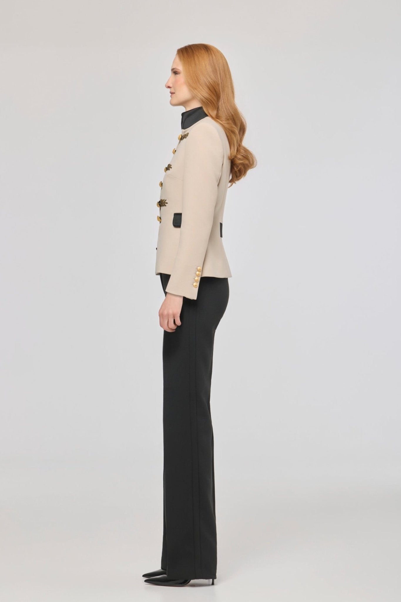 Blazer corta bordada beige Renata Gold de The Extreme Collection en color beige con bordados en hilo dorado.