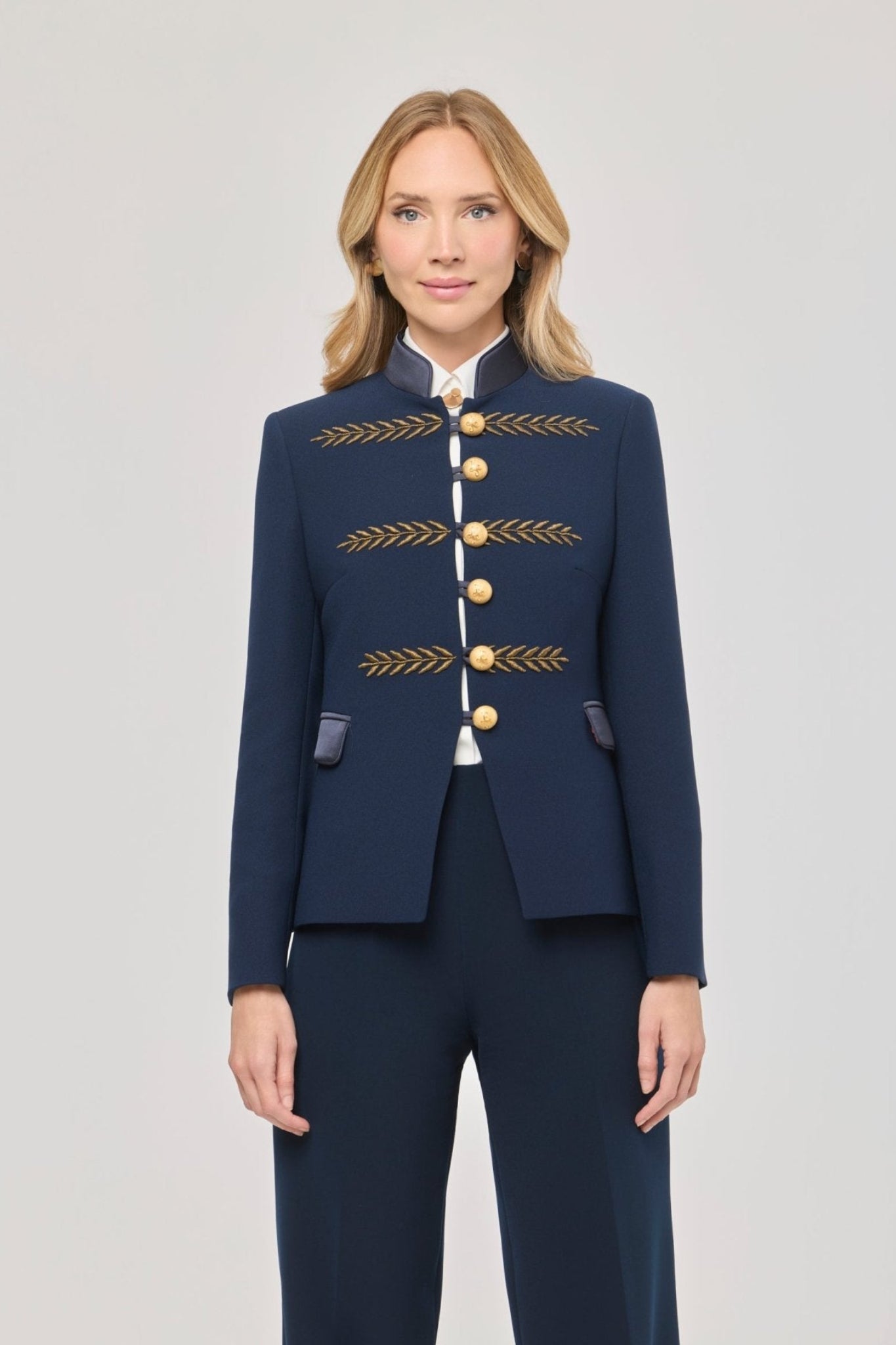 Blazer corta marino bordada Renata Gold de The Extreme Collection en color azul marino con bordados en hilo dorado.