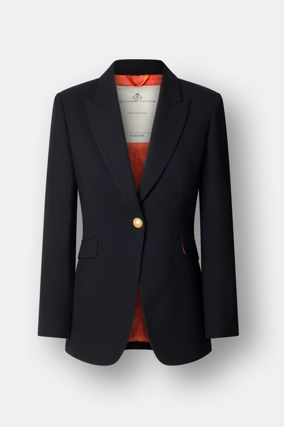 Blazer entallada negra Paris en super crepé negro con solapa de pico y botón dorado central.