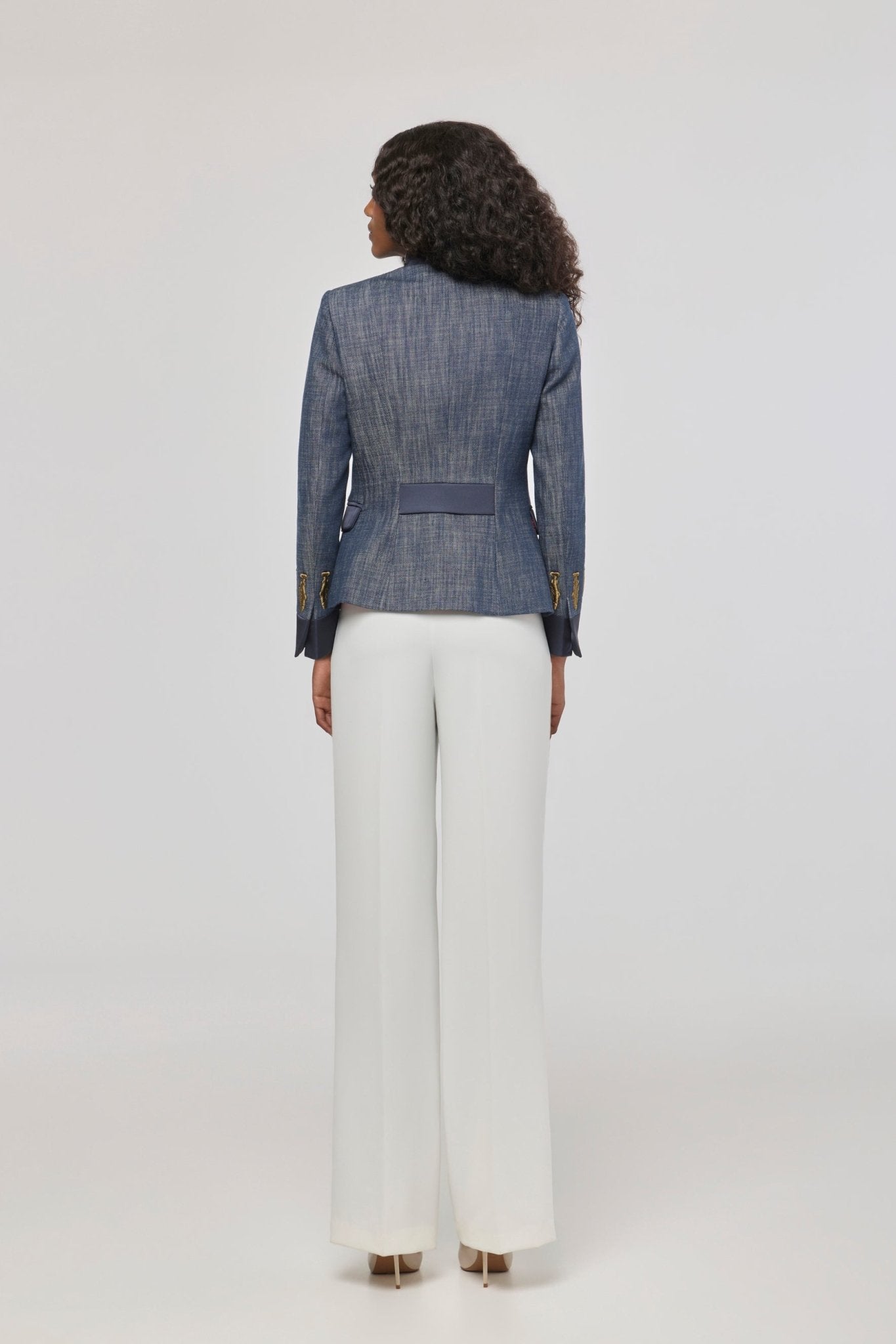 Blazer de algodón denim con bordados Nuvola Denimde The Extreme Collection confeccionada en tejido denim de 100% algodón con bordados dorados.