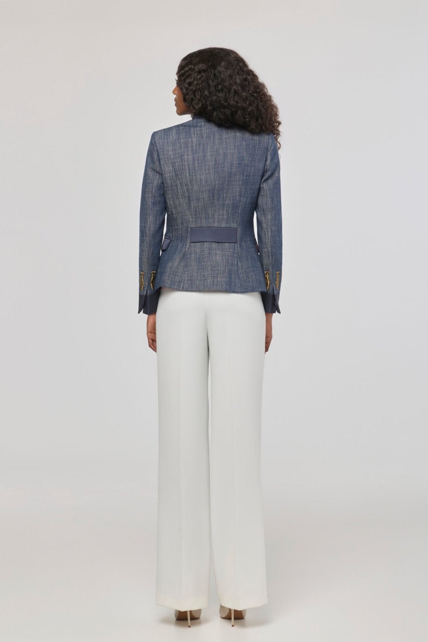 Blazer denim con bordados Nuvola Denimde The Extreme Collection confeccionada en tejido denim de 100% algodón con bordados dorados.