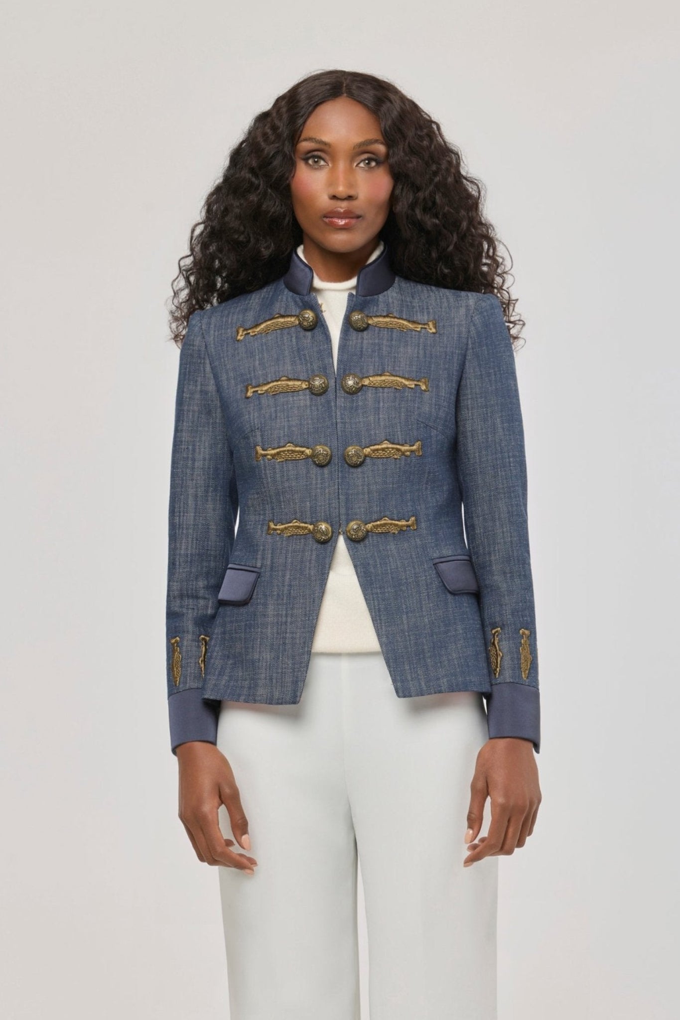 Blazer denim con bordados Nuvola Denimde The Extreme Collection confeccionada en tejido denim de 100% algodón con bordados dorados.