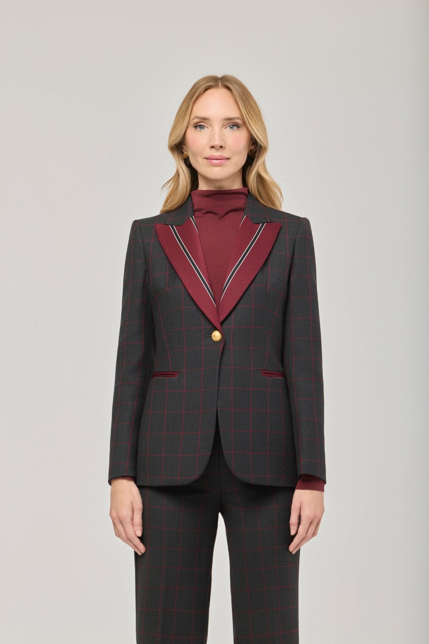 Blazer de lana con solapa en contraste Rowan de The Extreme Collection con diseño de líneas geométricas y solapas en tono burdeos.