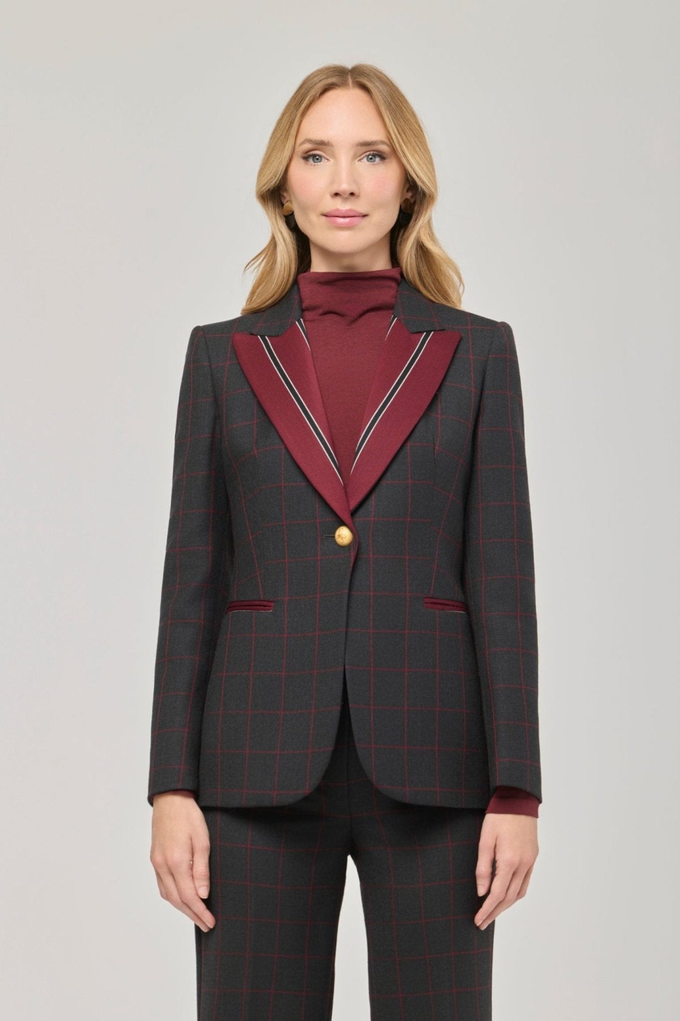 Blazer de lana con solapa en contraste Rowan de The Extreme Collection con diseño de líneas geométricas y solapas en tono burdeos.
