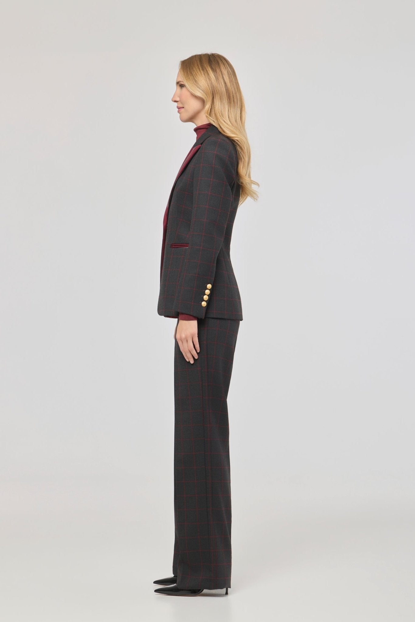 Blazer de lana con solapa en contraste Rowan de The Extreme Collection con diseño de líneas geométricas y solapas en tono burdeos.