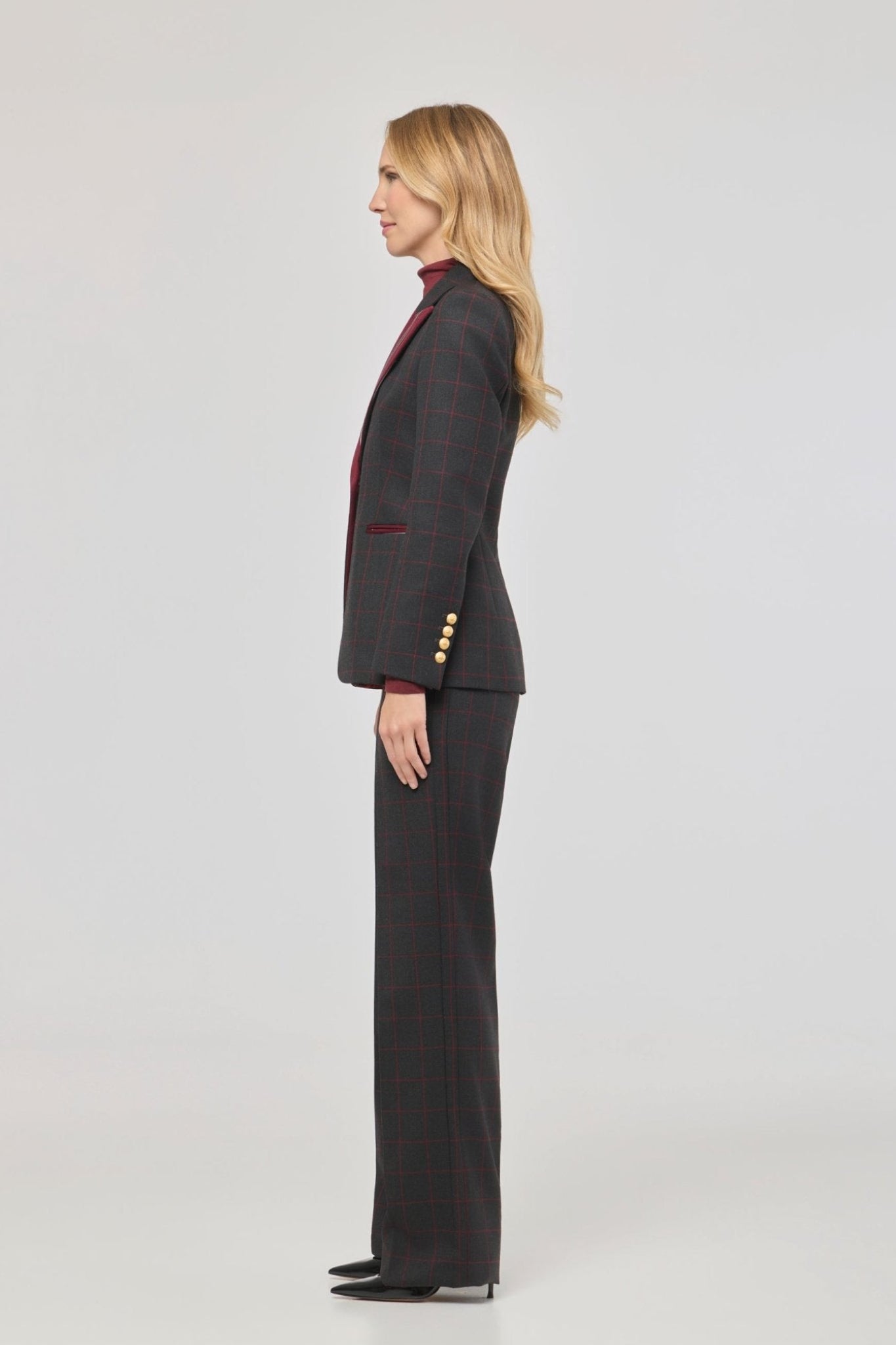 Blazer de lana con solapa en contraste Rowan de The Extreme Collection con diseño de líneas geométricas y solapas en tono burdeos.