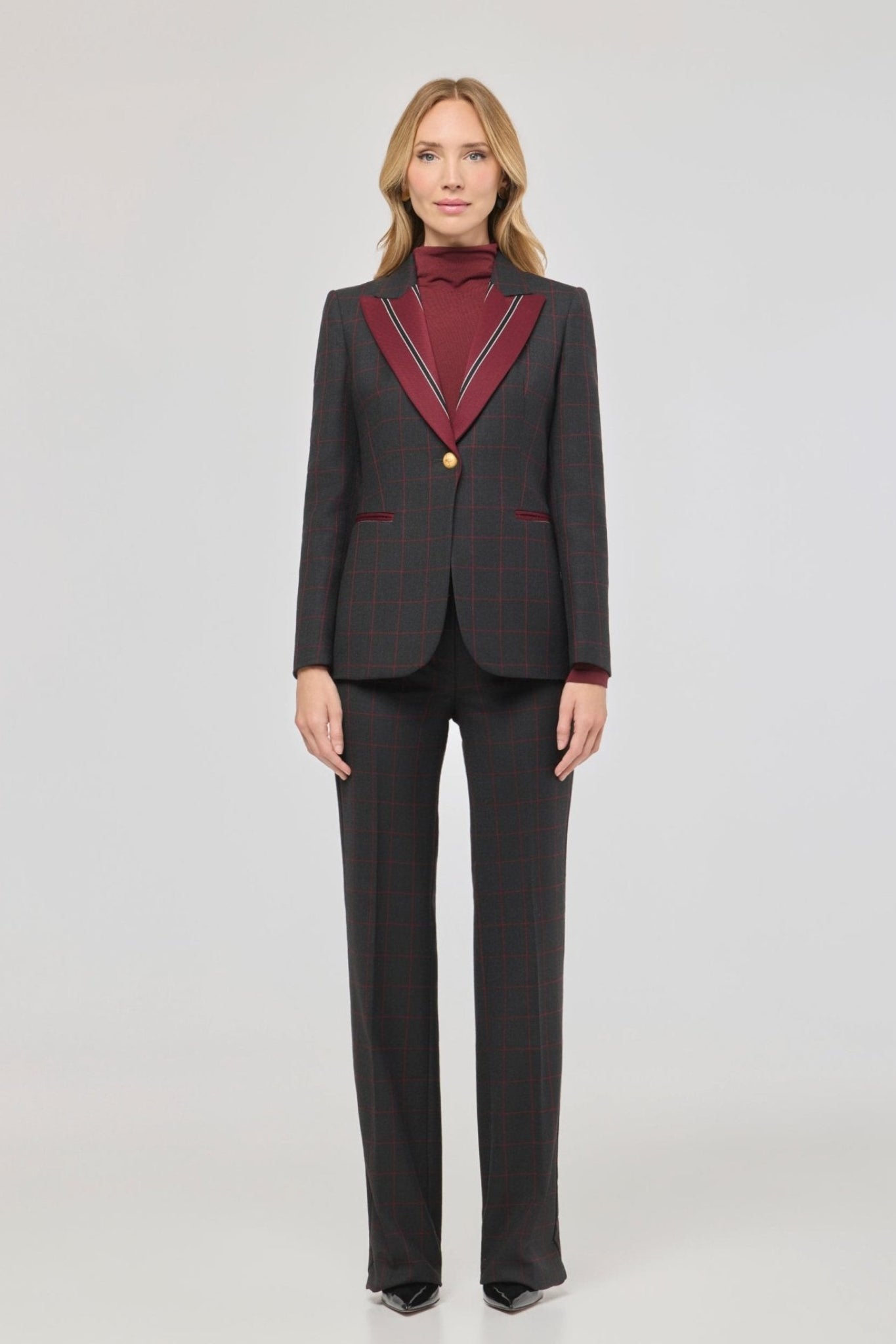 Blazer de lana con solapa en contraste Rowan de The Extreme Collection con diseño de líneas geométricas y solapas en tono burdeos.