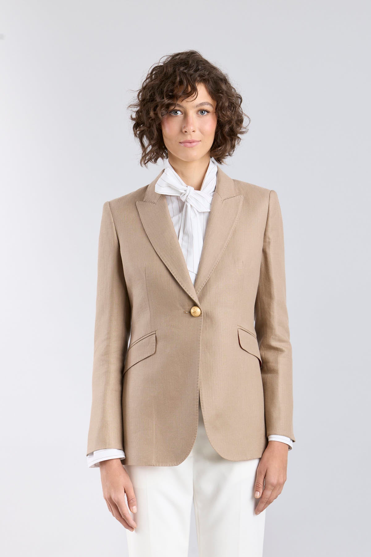 Blazer de lino avellana mujer modelo Leonetta con botón dorado y corte sastre.