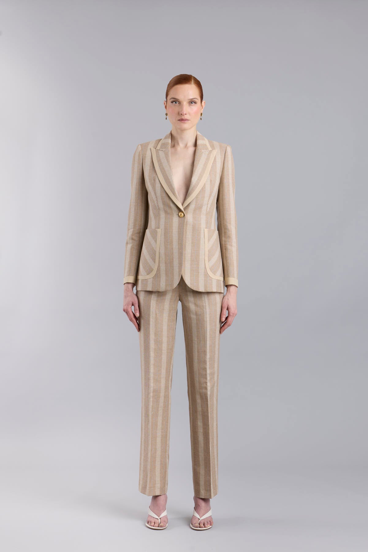 Blazer de lino camel modelo Gilbertine de The Extreme Collection.