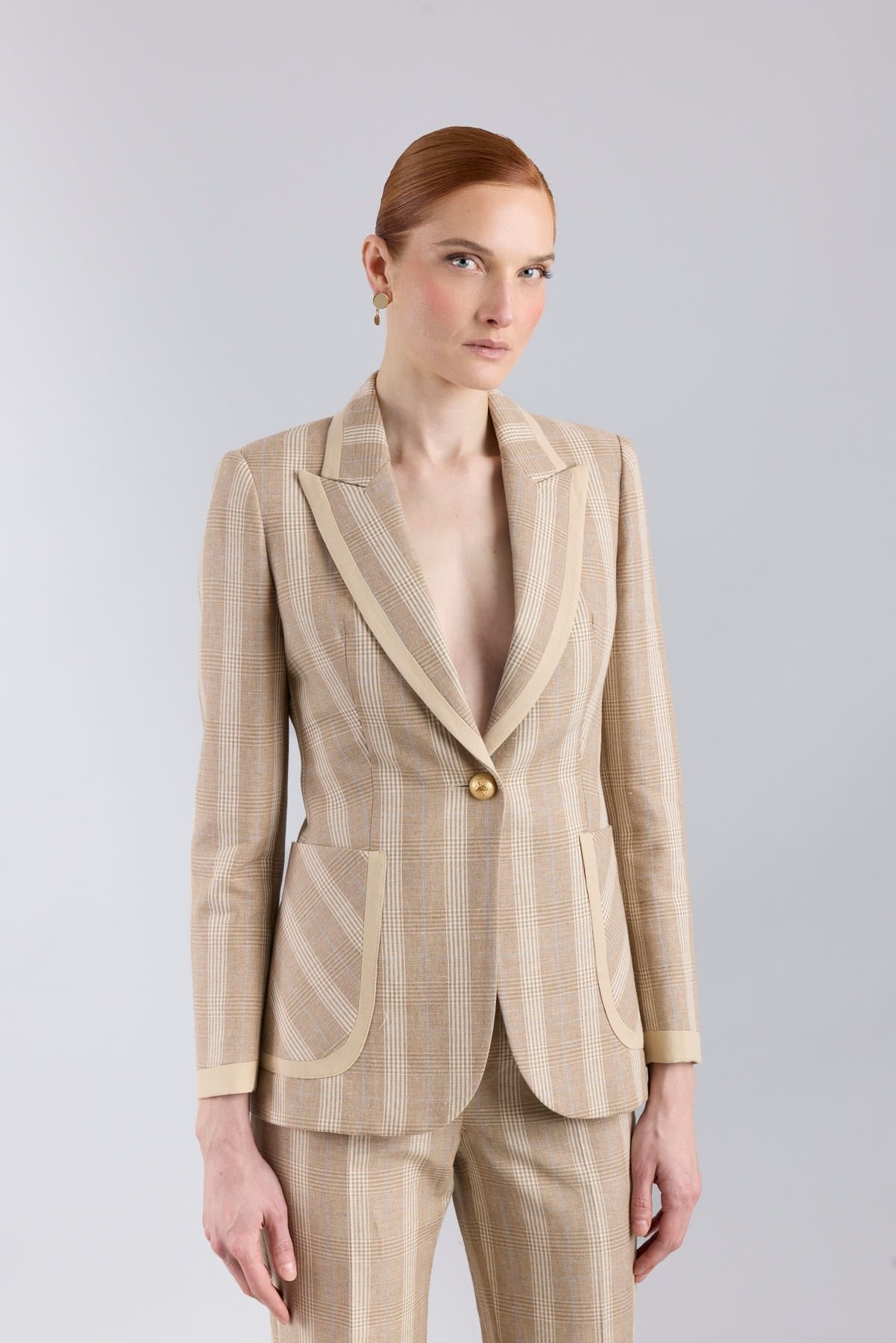 Blazer de lino camel modelo Gilbertine de The Extreme Collection.