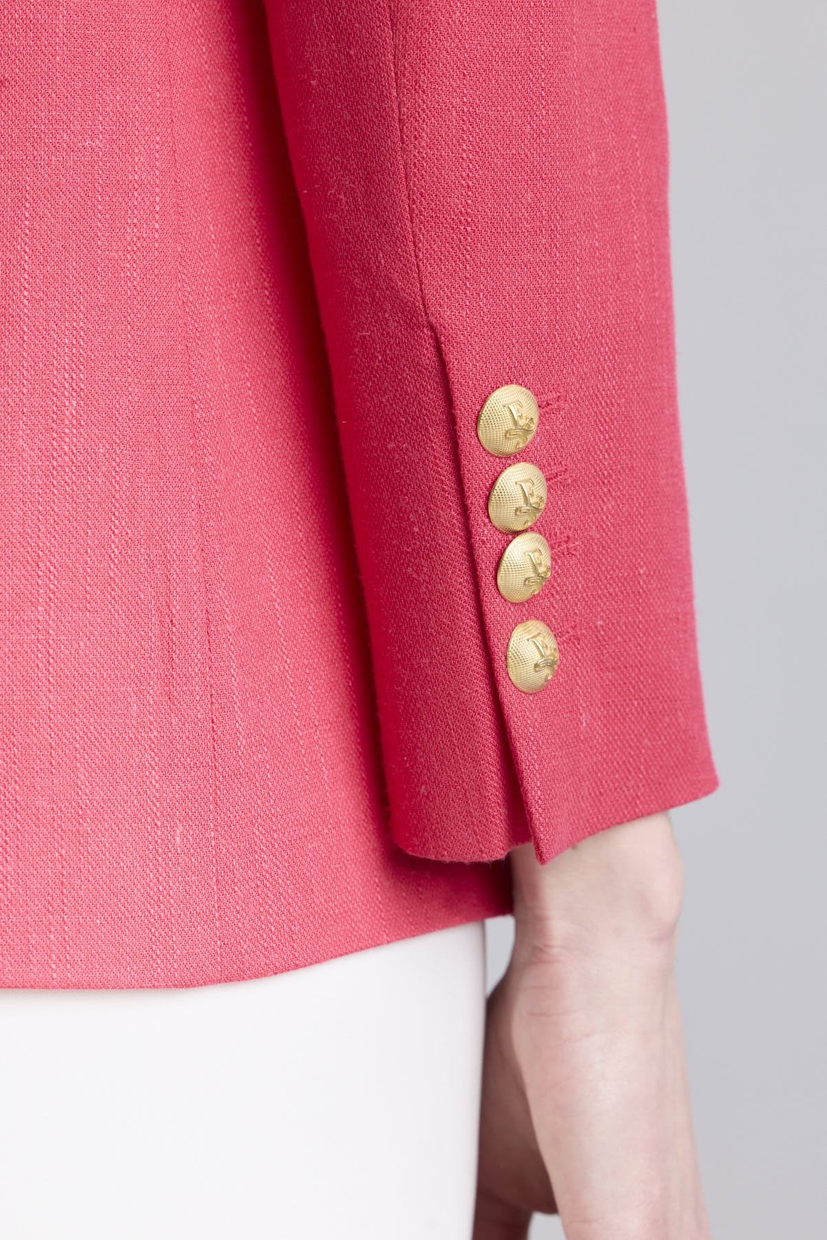 Blazer de lino fucsia mujer modelo Sofía de corte sastre impecable.