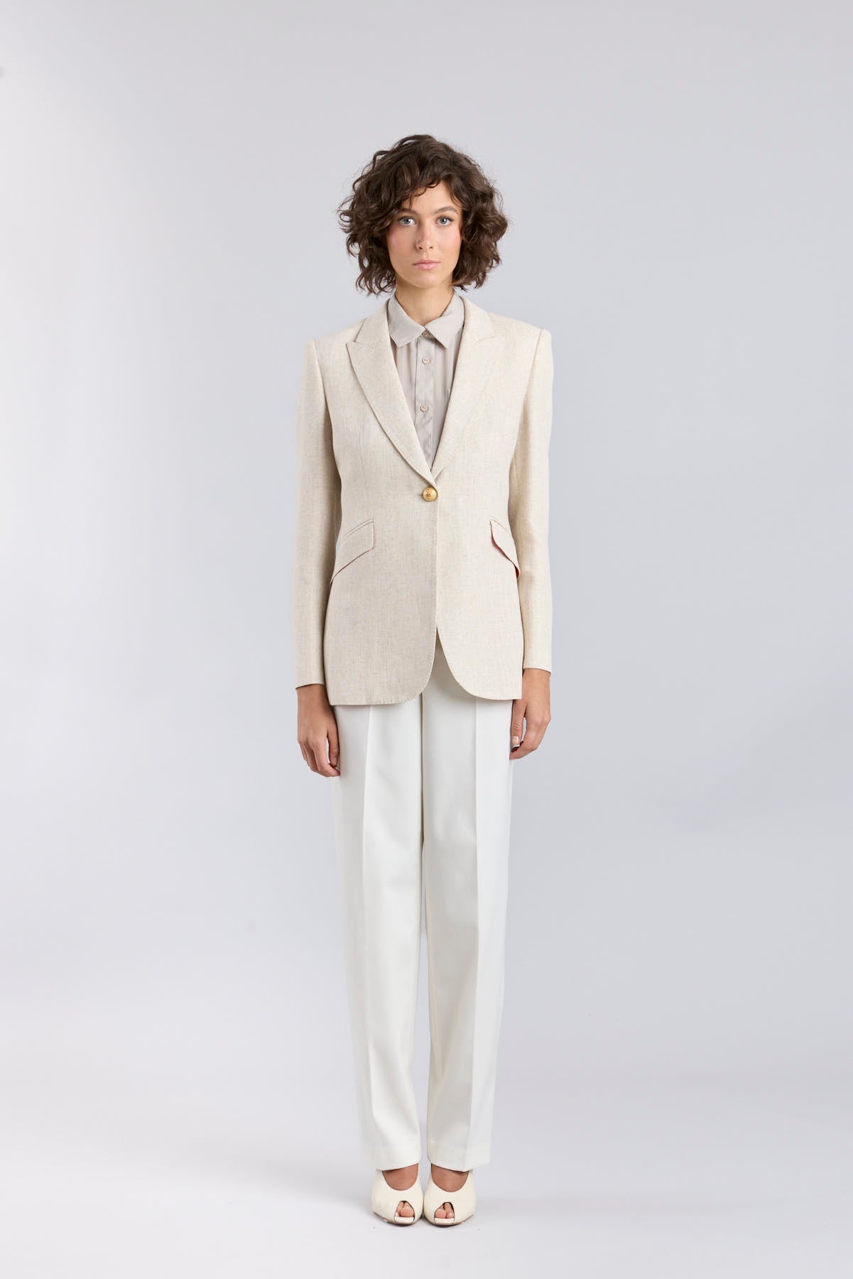 Blazer de lino mujer modelo Sofía en tono beige arena de corte sastre.